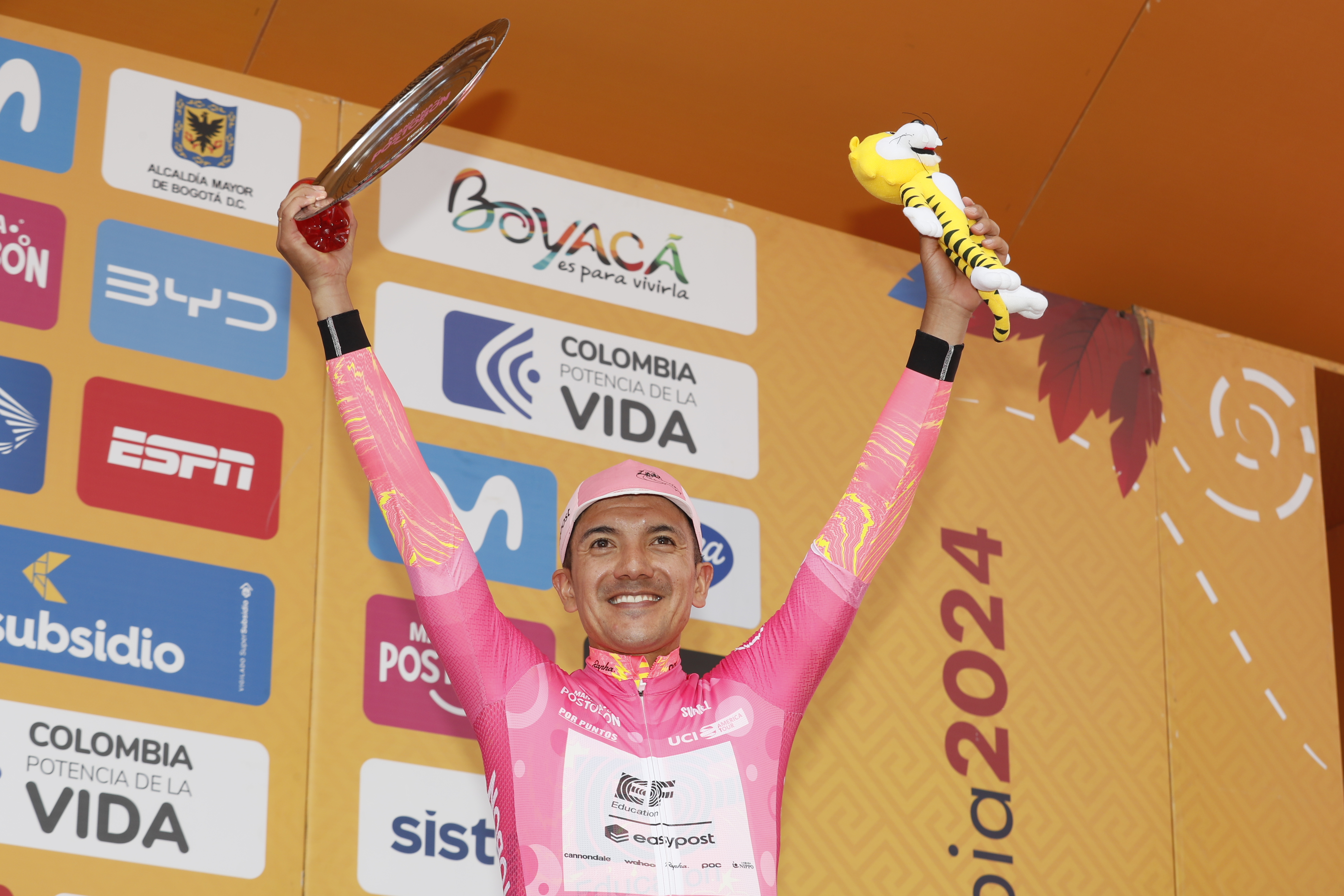 AMDEP6943. BOGOTÁ (COLOMBIA), 11/02/2024.- El corredor ecuatoriano Richard Carapaz de EF Education Easypost posa en el podio al ganar el segundo lugar, Por Puntos y la Montaña en la carrera ciclística Tour Colombia 2024 hoy, en Bogotá (Colombia). EFE/ Carlos Ortega
