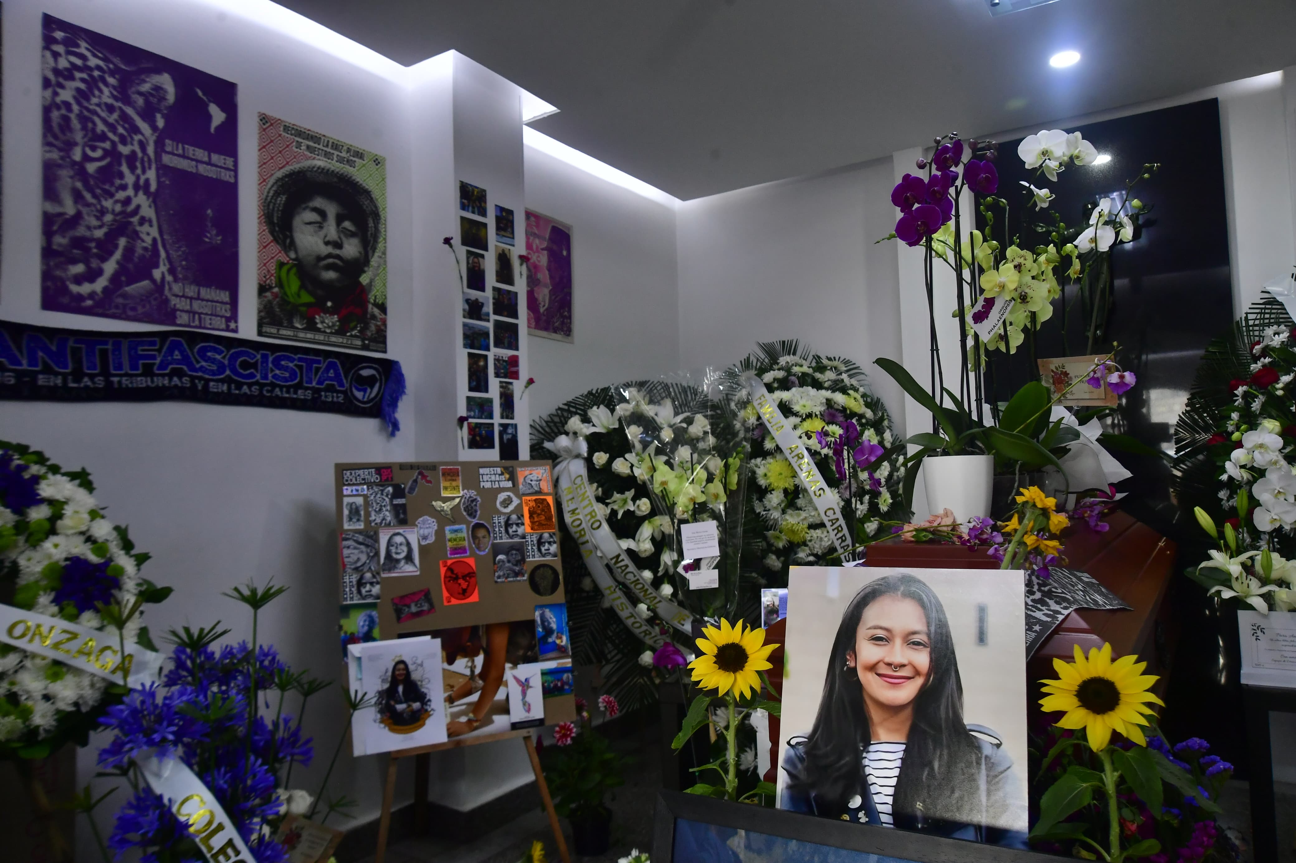 Imagen del recinto fúnebre de Ana María Cuesta. Sus amigos y familiares lo adornaron con flores, mensajes y fotos.