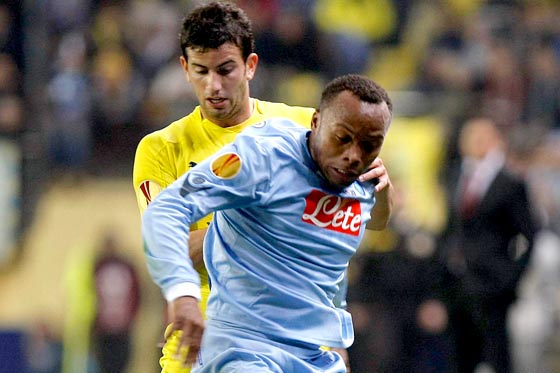 Camilo Zúñiga renovó por cinco años con Napoli