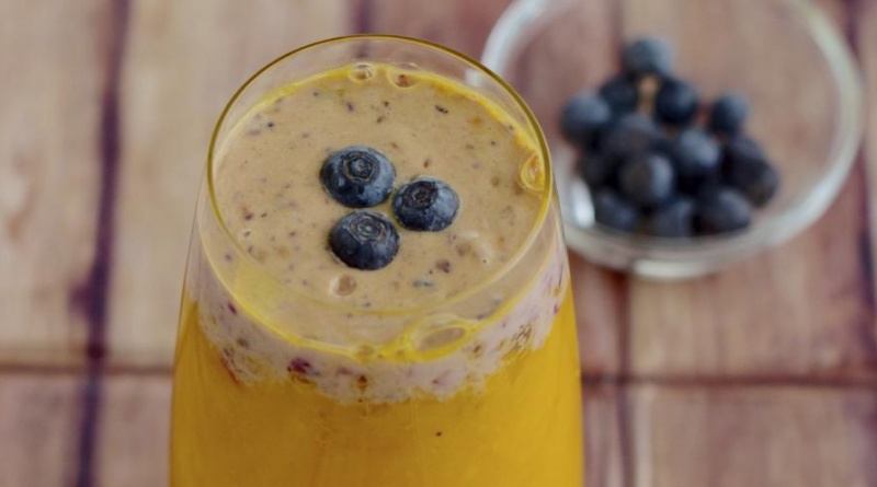 Licuado de arándanos y mango para el sobrepeso