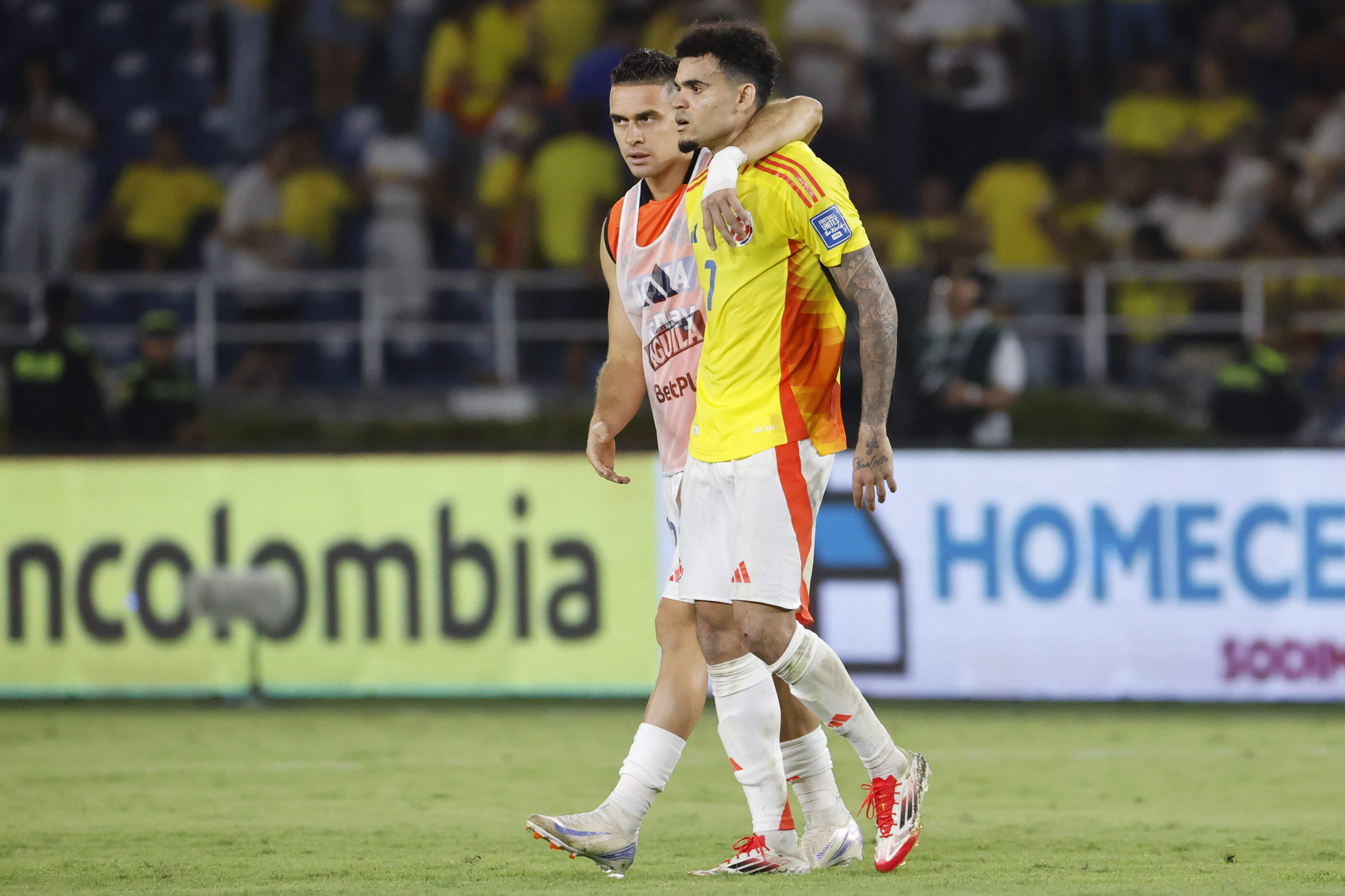 . BARRANQUILLA (COLOMBIA), 25/03/2025.- Luis Diaz (d) y Rafael Santos Borré de Colombia reaccionan este martes al final de un partido de las eliminatorias sudamericanas para el Mundial de 2026 entre las selecciones de Colombia y Paraguay en el estadio Metropolitano Roberto Melendez en Barranquilla (Colombia). EFE/Mauricio Dueñas Castañeda