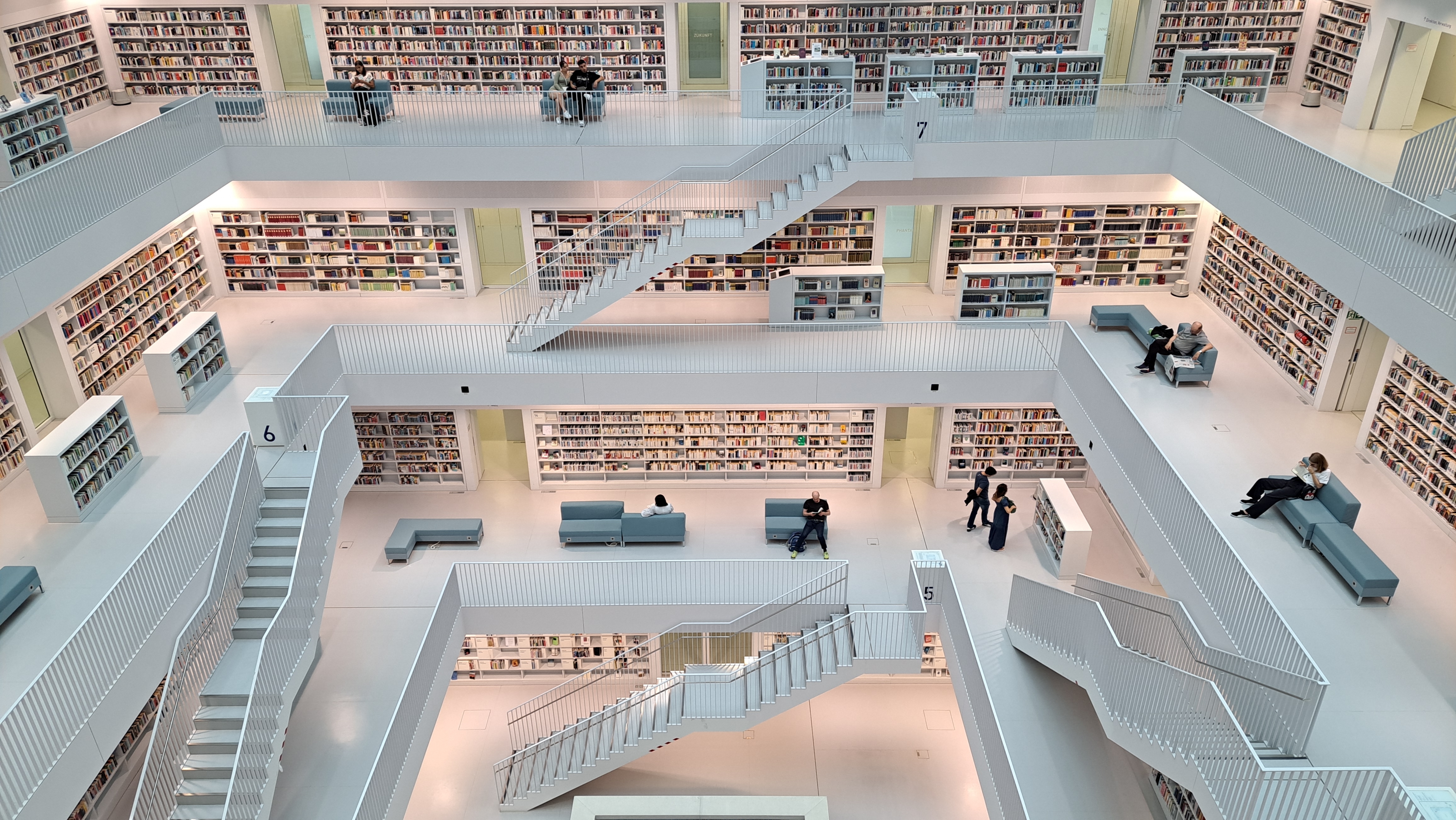 Biblioteca pública de Stuttgart, Alemania.