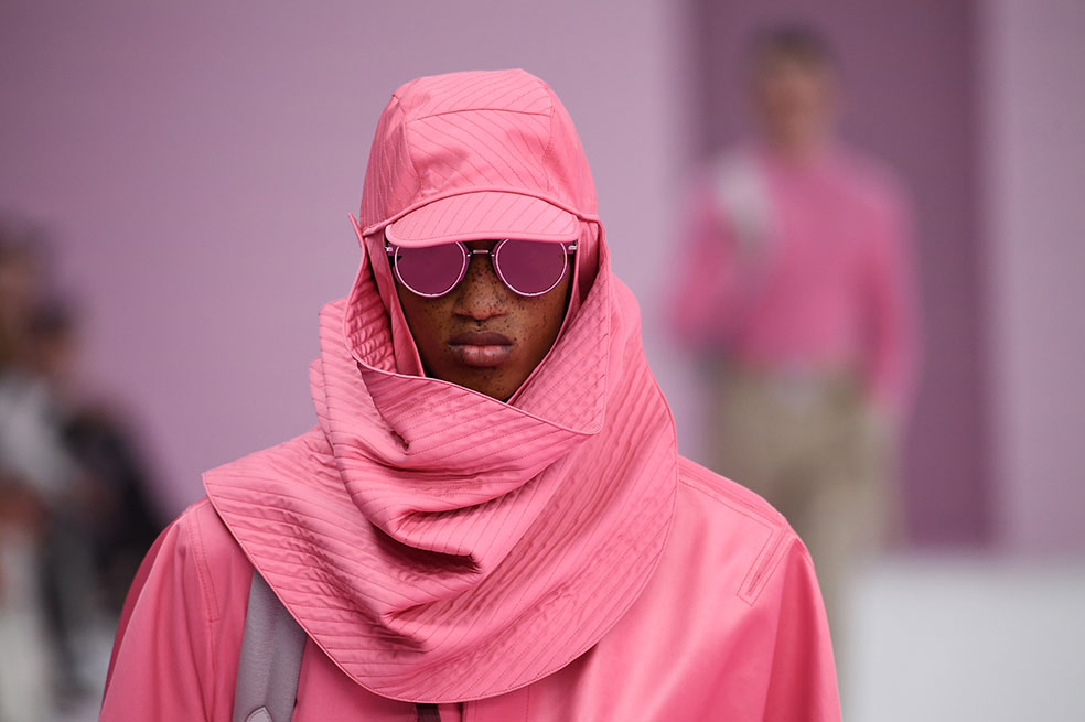 El británico suele asociarse a un artista para sus colecciones y en esta ocasión eligió al prolífico Daniel Arsham, basado en Nueva York, quien trabajó con el concepto de reliquia, presentando un suéter beige que parece fisurado por el paso del tiempo.