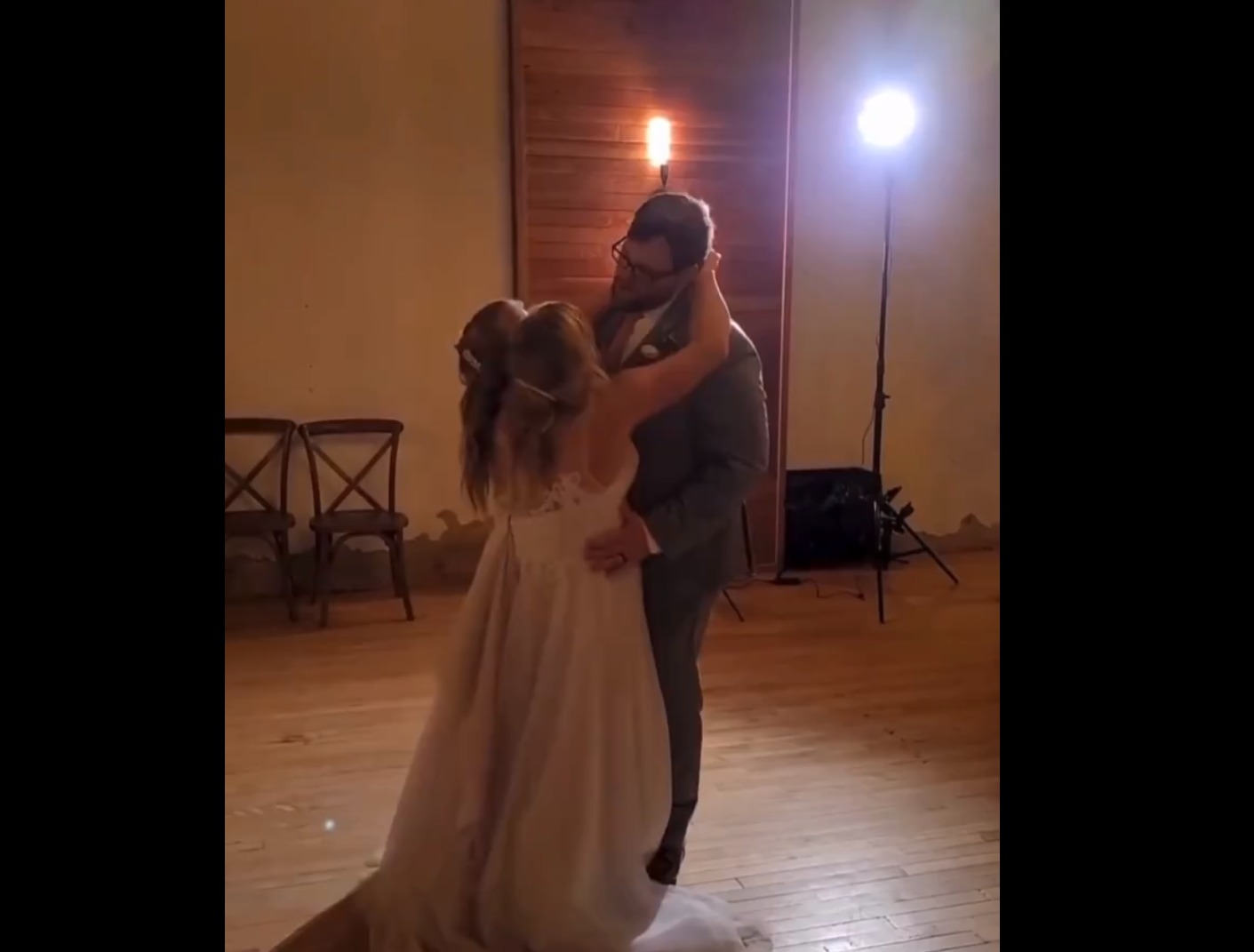 La famosa siamesa Abby Hensel responde con gracia a comentarios sobre su matrimonio