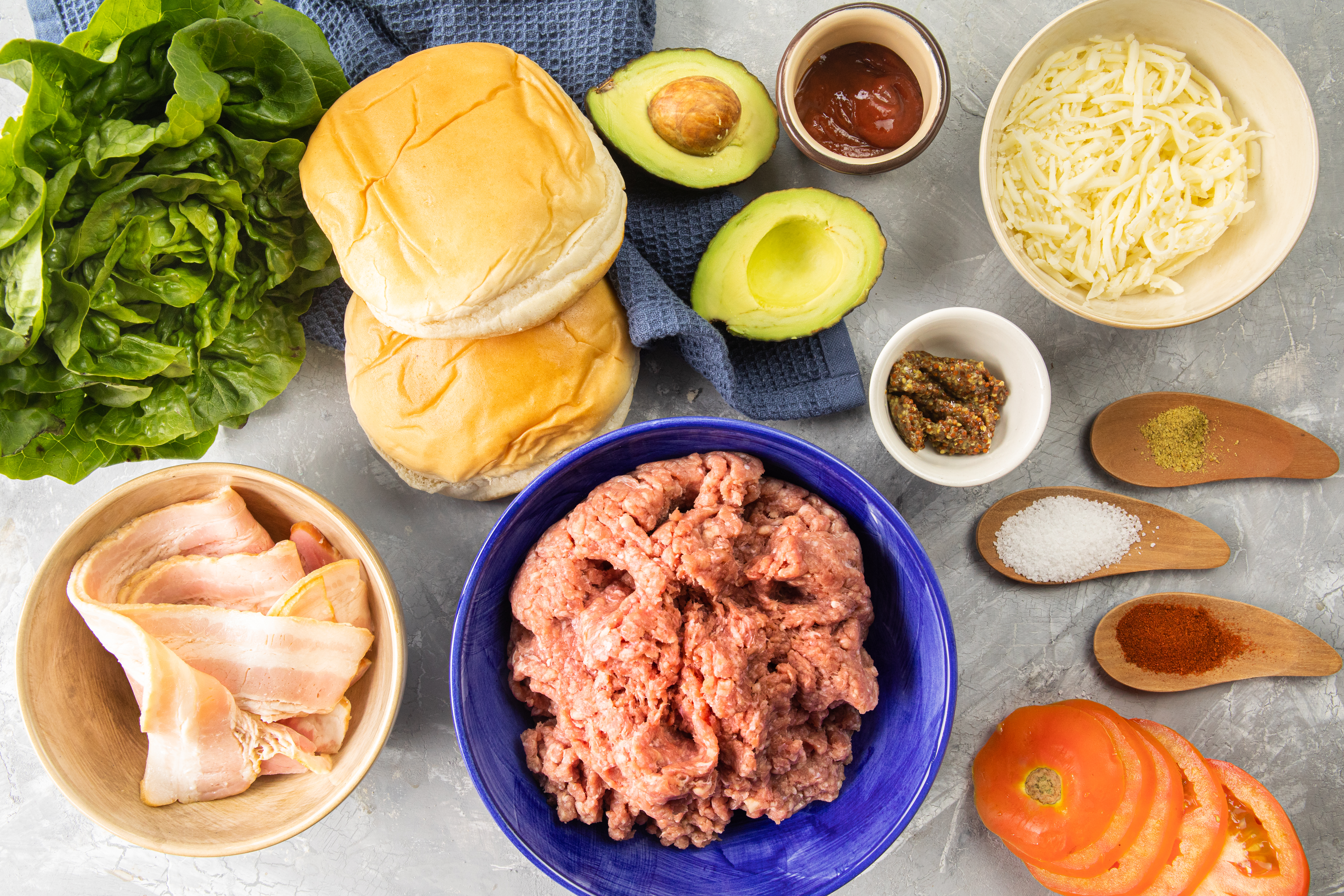 Viernes de comida rápida: receta para preparar hamburguesa con queso y tocineta