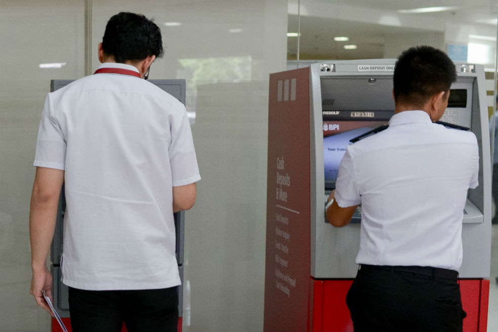 Las autoridades recomiendan no hablar con gente extraña cuando se hacen transacciones bancarias. En la fila de las entidades también es aconsejable no mostrar el dinero que lleva. Sólo entréguelo al cajero del banco. /Foto: AFP - Referencia