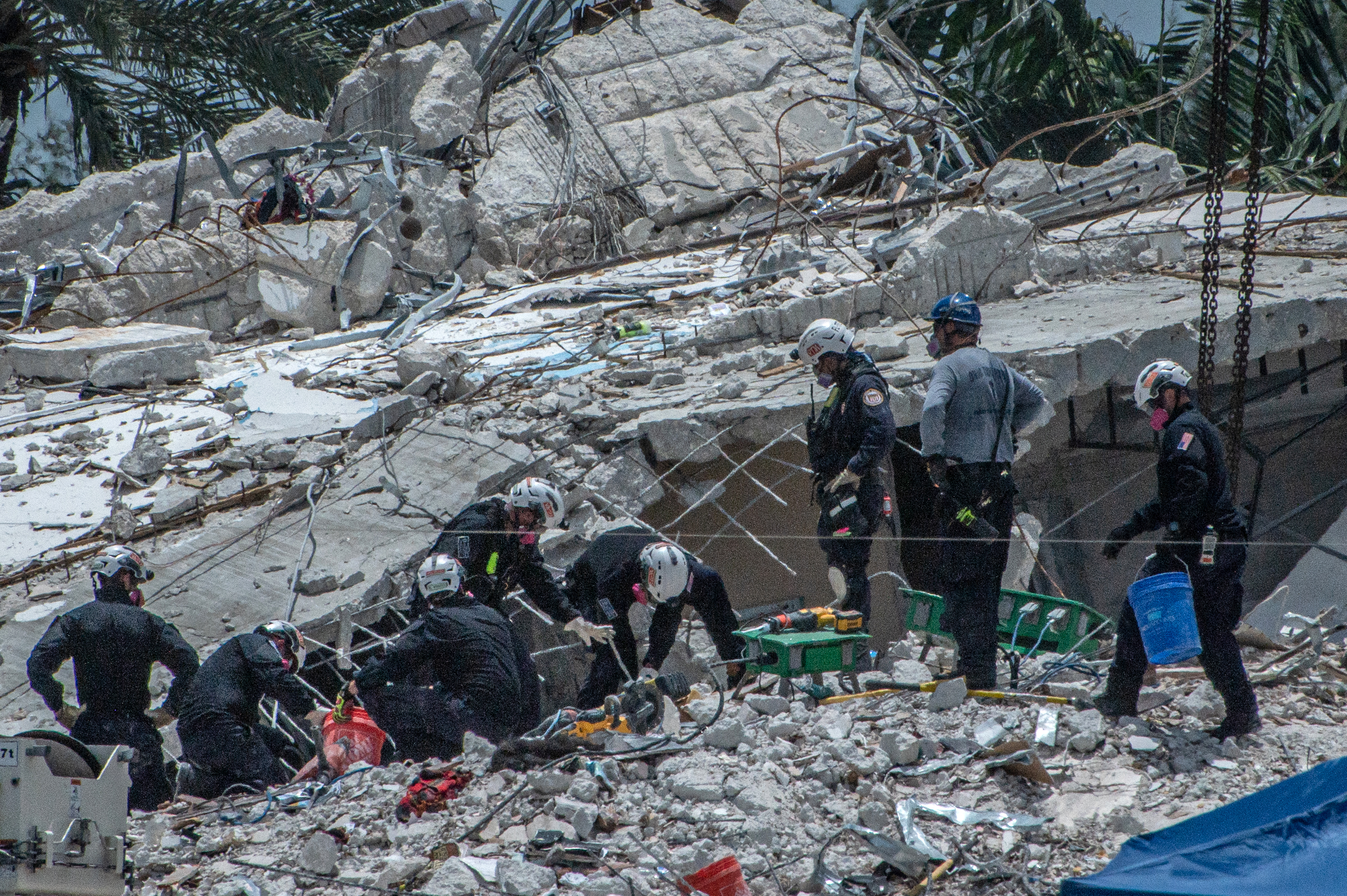 Sube a 64 el número de muertos tras el derrumbe de edificio en Miami