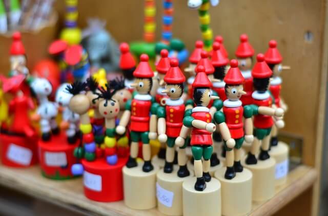 Un Geppetto «reparajuguetes» alegra la Navidad de los niños pobres de Roma