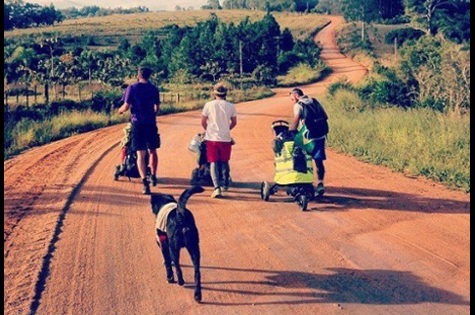 La historia de cuatro amigos ingleses que viajan a pie hacia el Mundial de Brasil