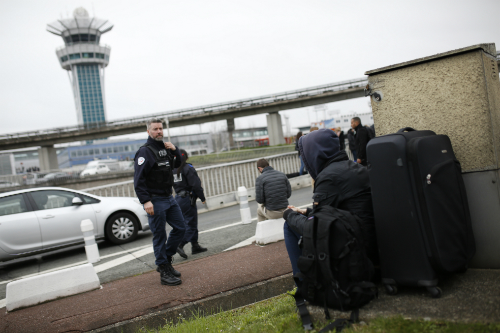 Abatido el hombre que atacó a patrulla militar en aeropuerto en París
