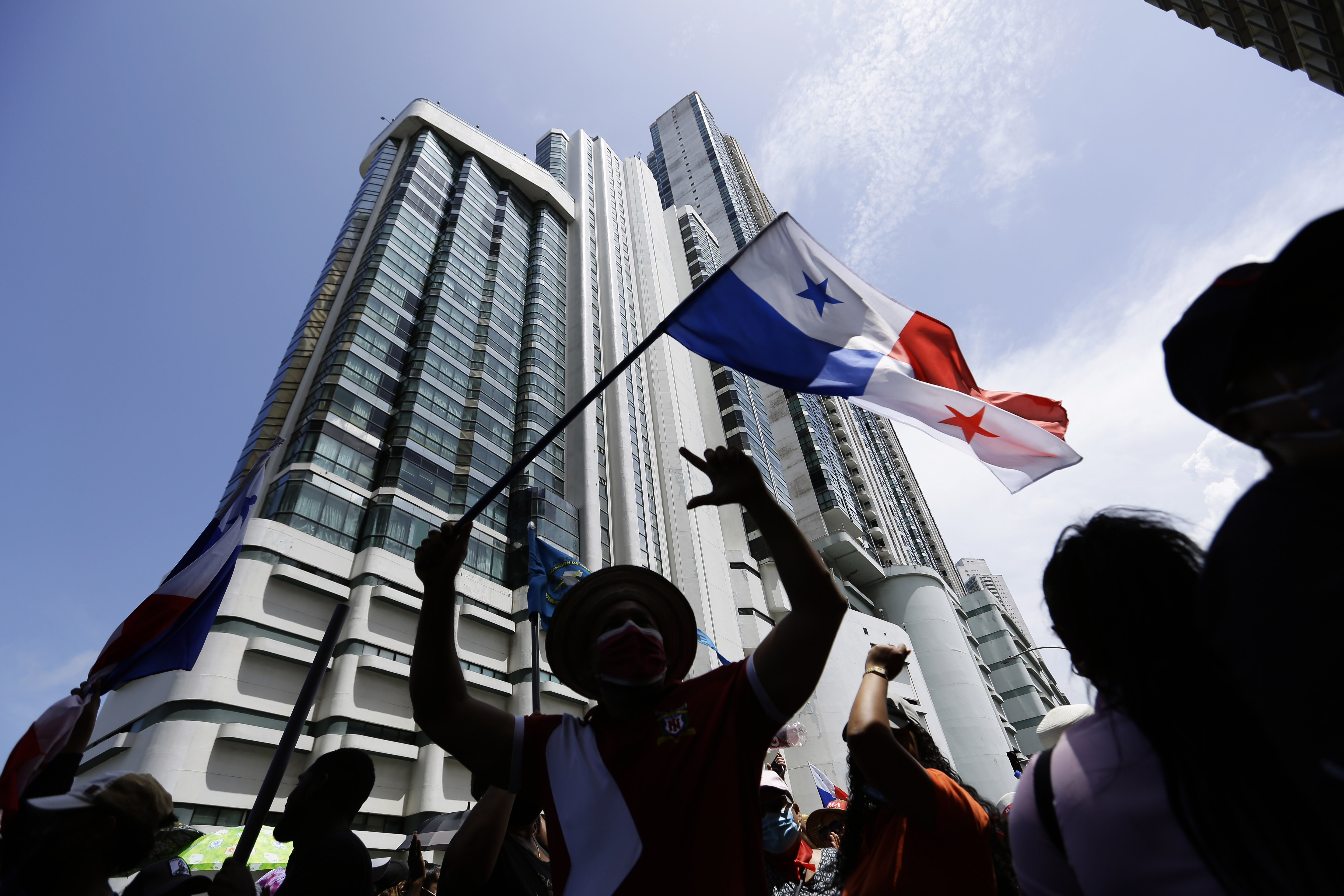 PA4001. CIUDAD DE PANAMÁ (PANAMÁ), 15/07/2022.- Cientos de personas, entre docentes y estudiantes, se movilizan hacia la Contraloría General de la República de Panamá hoy, durante una nueva jornada de protestas en medio de la huelga convocada por gremios sindicales debido al alto costo del combustible y los alimentos, en Ciudad de Panamá (Panamá). EFE/ Bienvenido Velasco