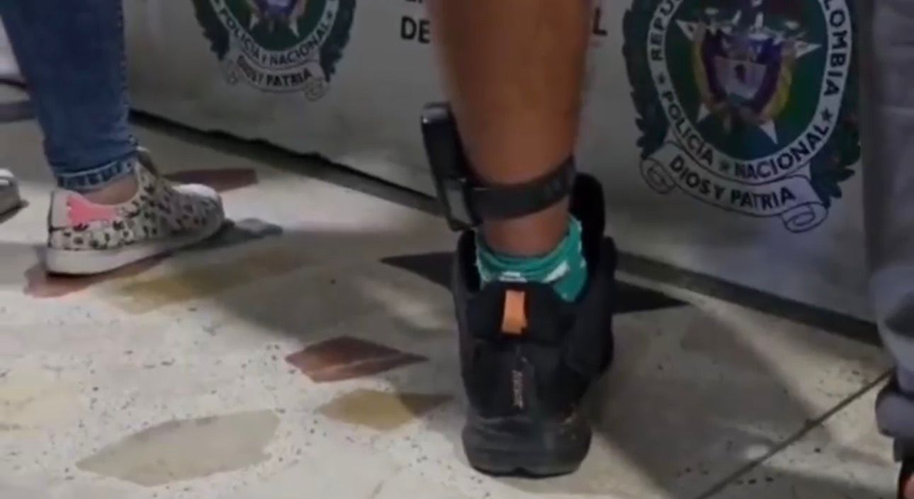 Capturan a sujeto con medida domiciliaria portando una escopeta y chaleco balístico