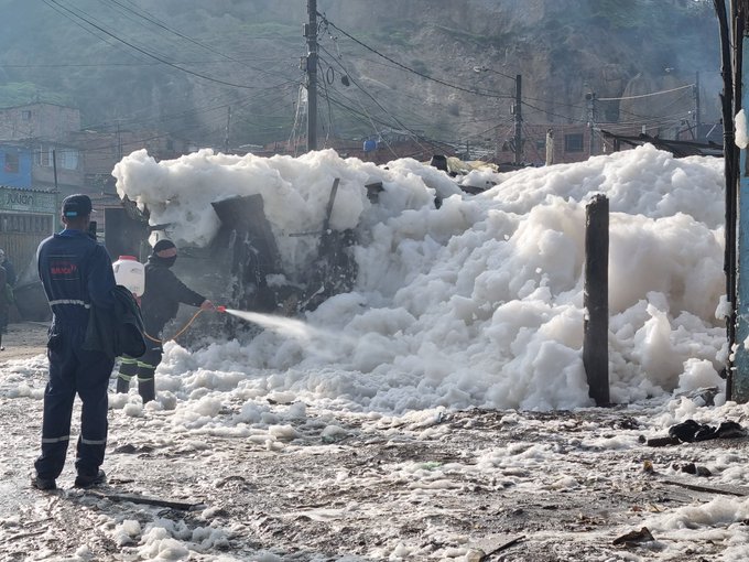 Emergencia en Soacha por zonas atrapadas en gran capa de espuma contaminante