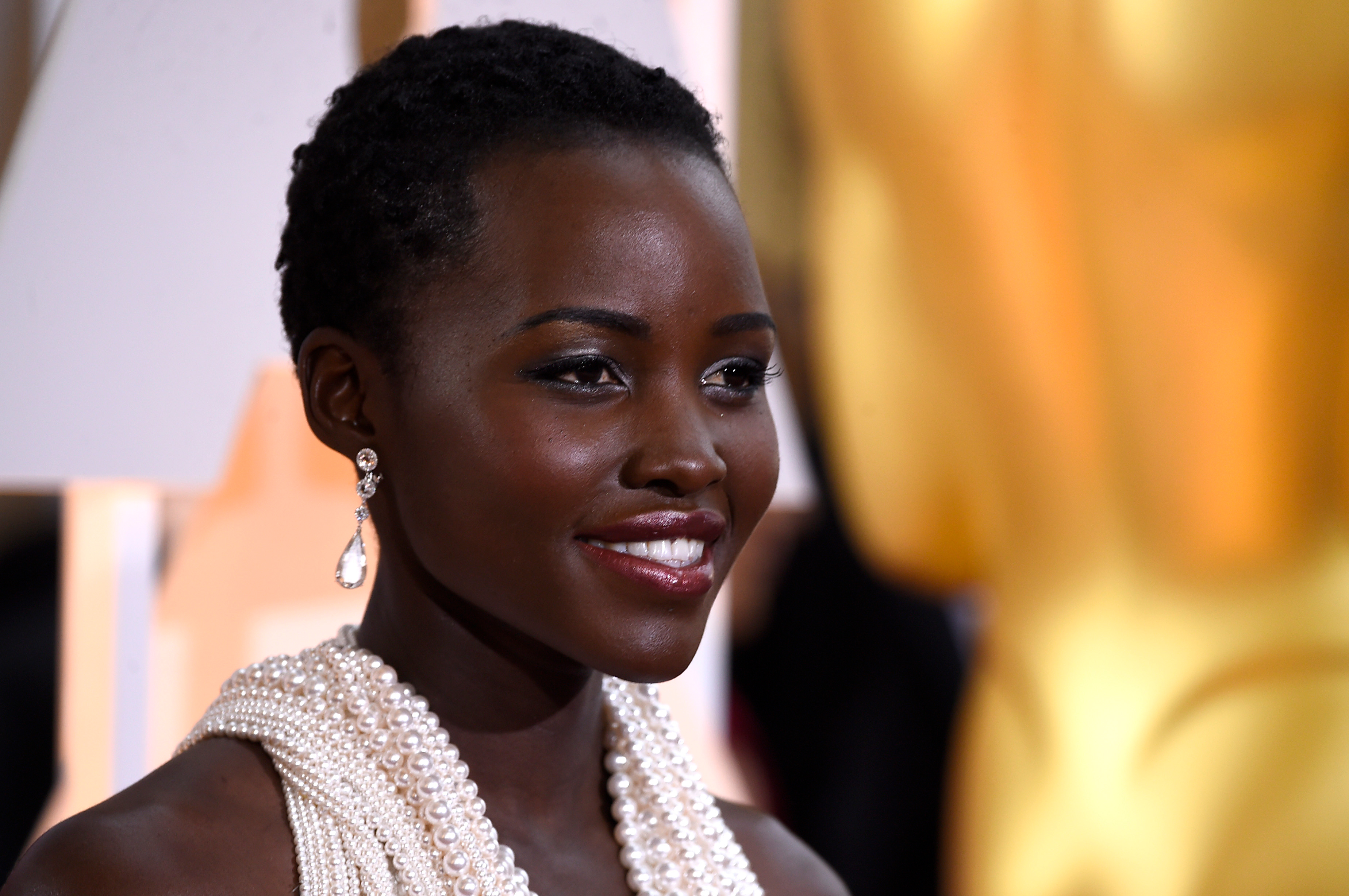 Lupita Nyong’o critica a la revista Grazia por retocar su pelo en foto de portada