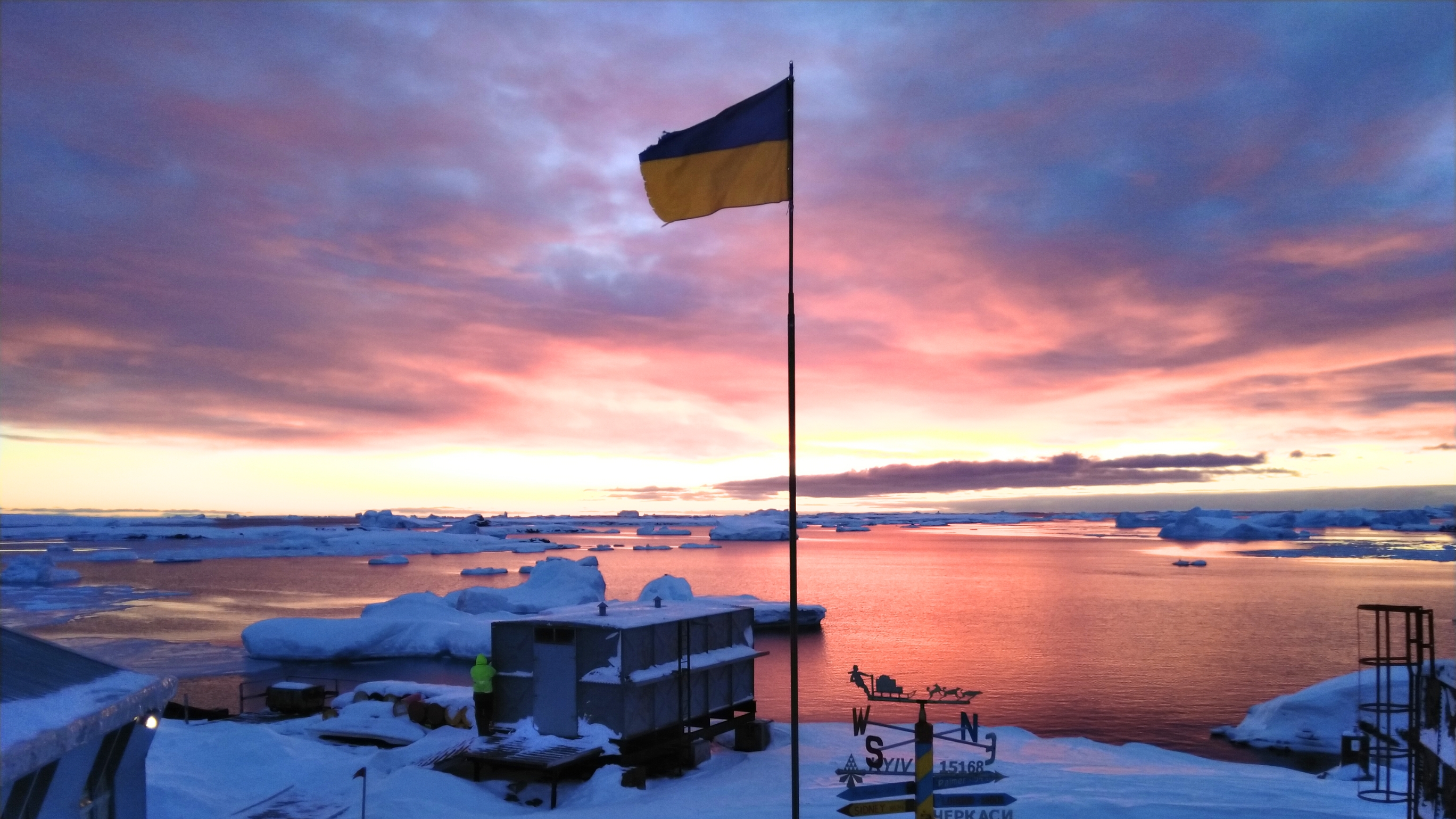 El 6 de febrero de 1996 se izó por primera vez la bandera azul y amarilla sobre la estación Estación Faraday, situada en la isla de Galindez, frente a la Península Antártica.