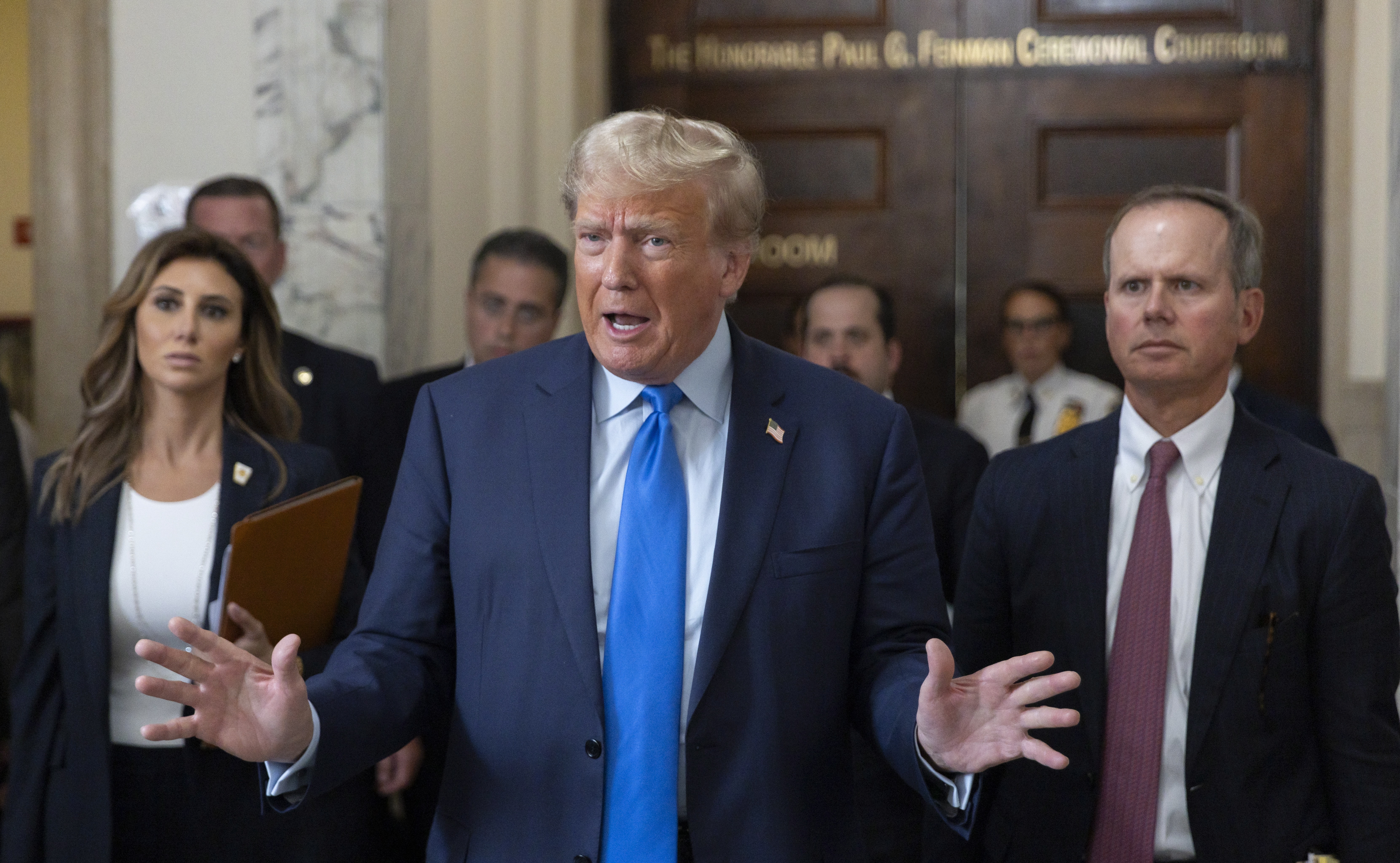 New York (United States), 02/10/2023.- Former US President Donald J. Trump (C) talks to reporters during a courtroom break as he attends the first day of his civil fraud trial in New York, New York, USA, 02 October 2023. Trump, his adult sons and the Trump family business are facing a lawsuit by the State of New York accusing them of inflating the value of assets to get favorable loans from banks. (Nueva York) EFE/EPA/JUSTIN LANE / POOL
