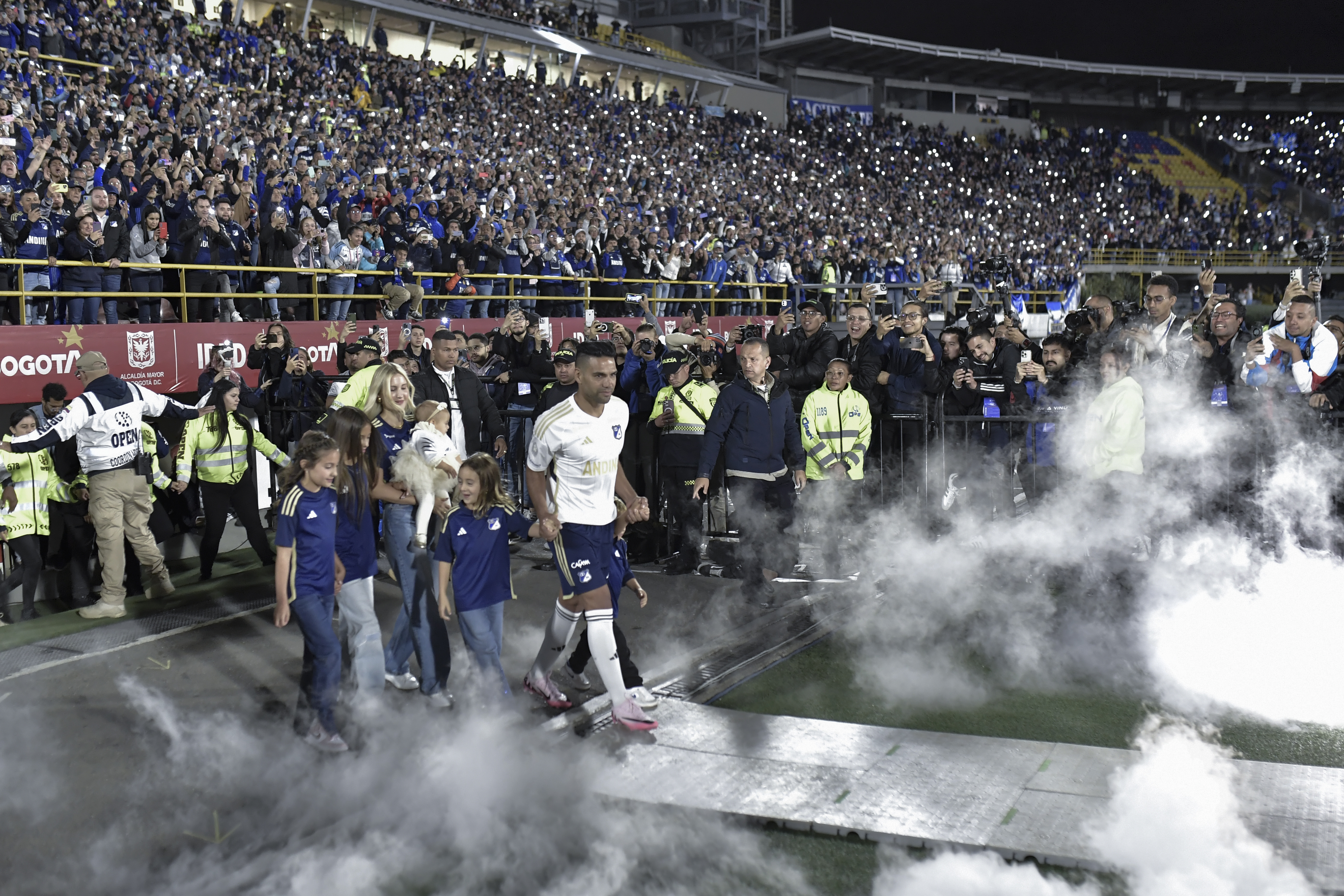 Presentación del nuevo jugador de Millonarios en el estadio El Campin de Bogotá