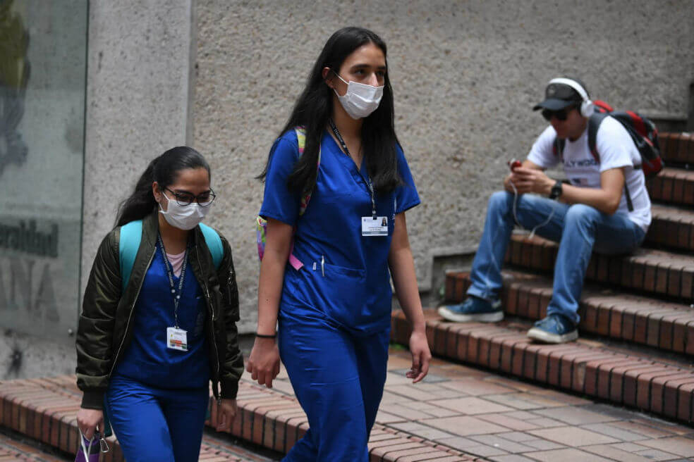 «Presidente Duque, eleve el nivel de restricciones»: gremios médicos
