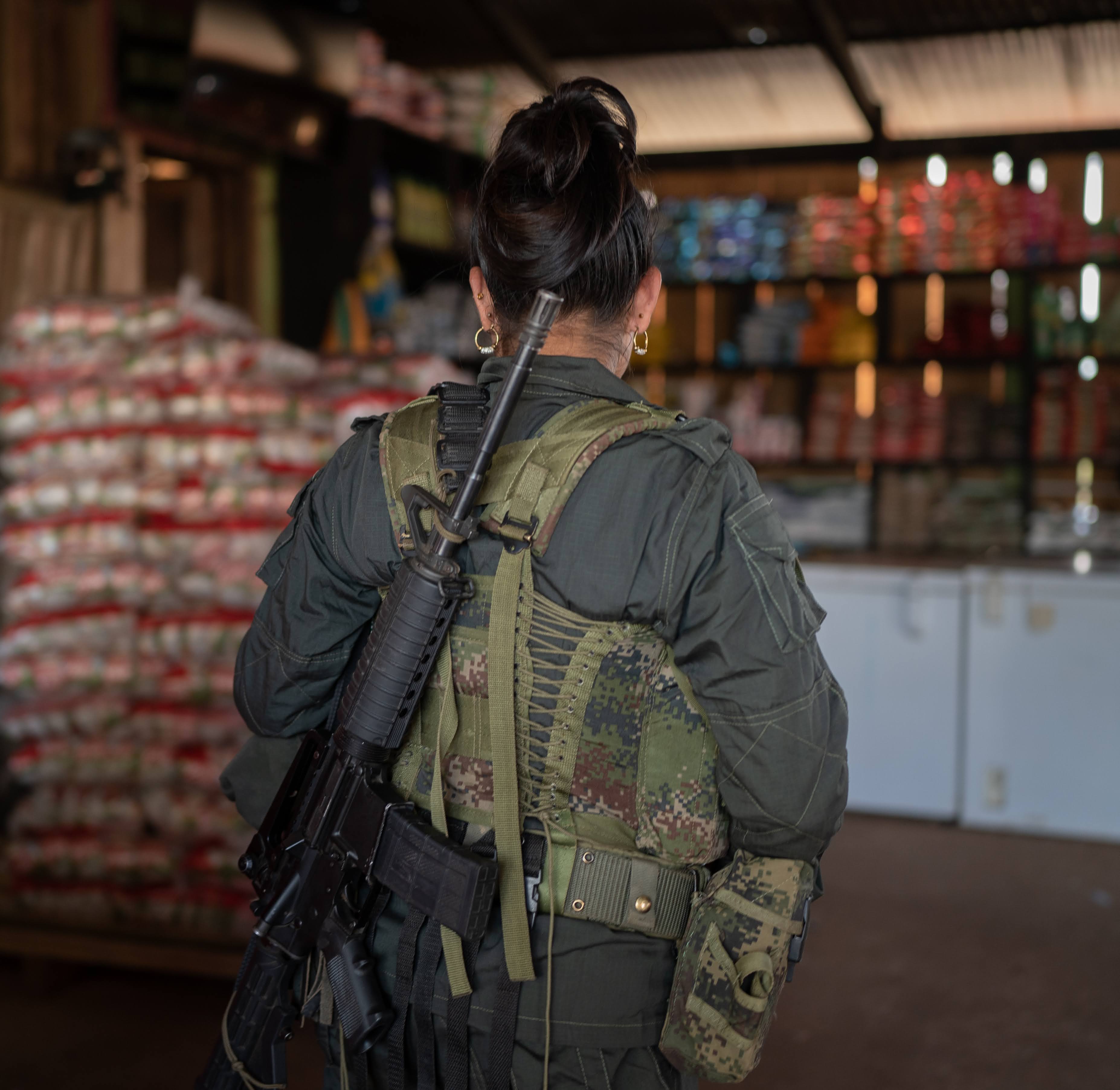 Una combatiente de la disidencia de las FARC conocida como EMBF en la zona rural de San Vicente del Caguán.