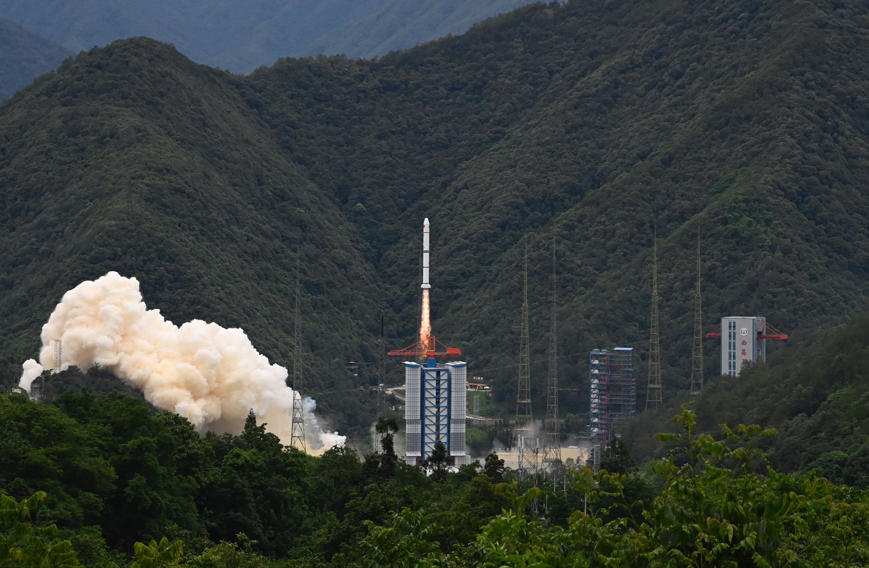 Francia y China lanzan un satélite para detectar explosiones en el universo