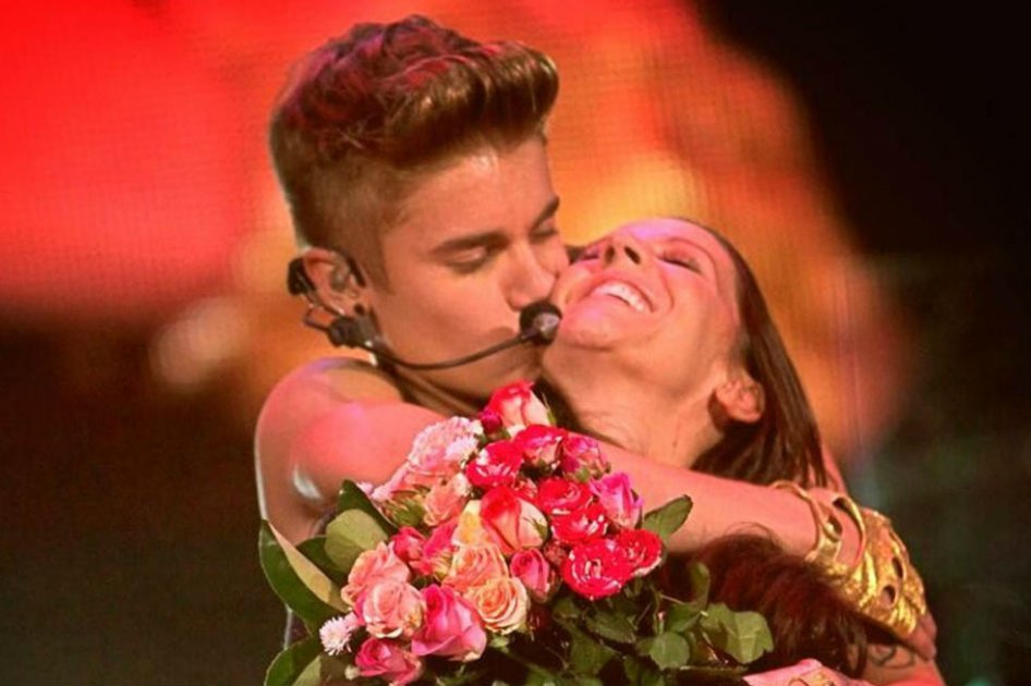 Justin Bieber felicita a su madre en el escenario