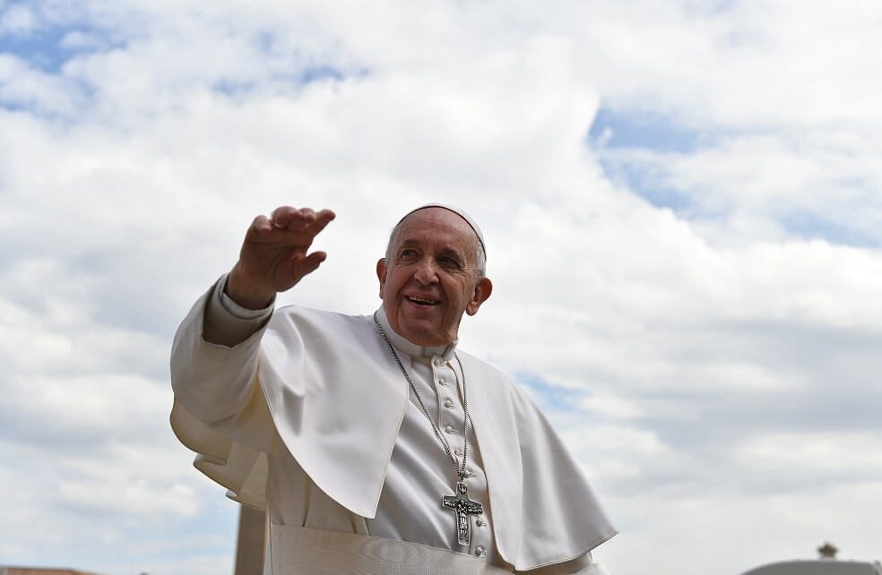 La explicación del Papa sobre por qué no dejó besar su anillo en Italia