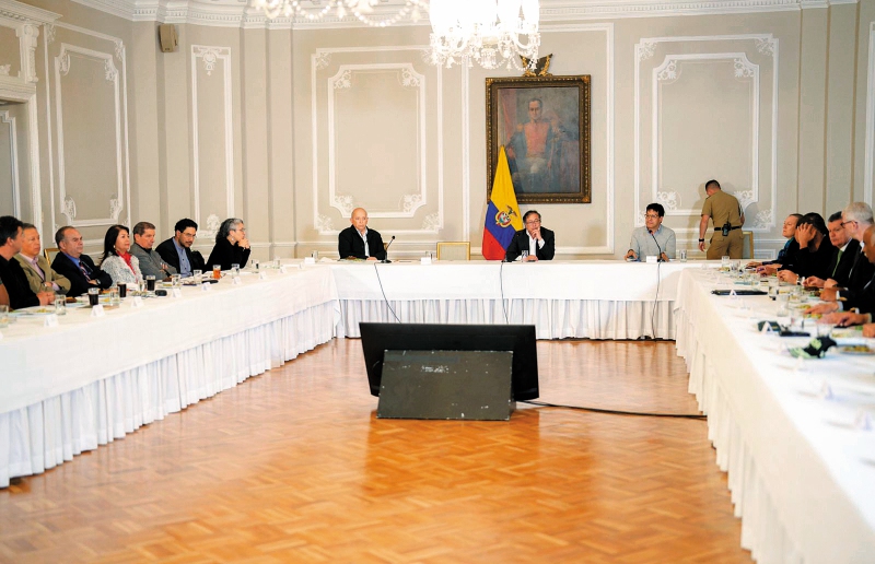 La cumbre del viernes en Palacio fue presidida por Gustavo Petro, el comisionado Danilo Rueda y el jefe del equipo negociador, Otty Patiño (izq.). /