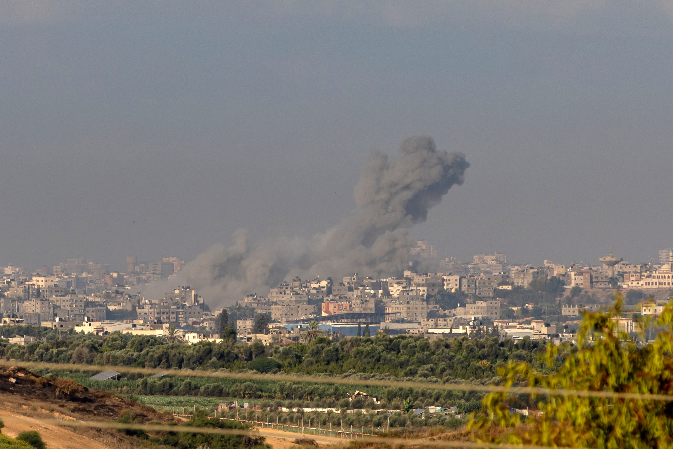 Sderot (Israel), 19/10/2023.- Smoke rises from the northern part of the Gaza Strip as a result of an Israeli airstrike, as seen from Sderot, Israel, 19 October 2023. More than 3,400 Palestinians and 1,400 Israelis have been killed according to the Palestinian Health authority and the Israel Defense Forces (IDF) since Hamas militants launched an attack against Israel from the Gaza Strip on 07 October. Israel has warned all citizens of the Gaza Strip to move to the south ahead of an expected invasion. EFE/EPA/MARTIN DIVISEK