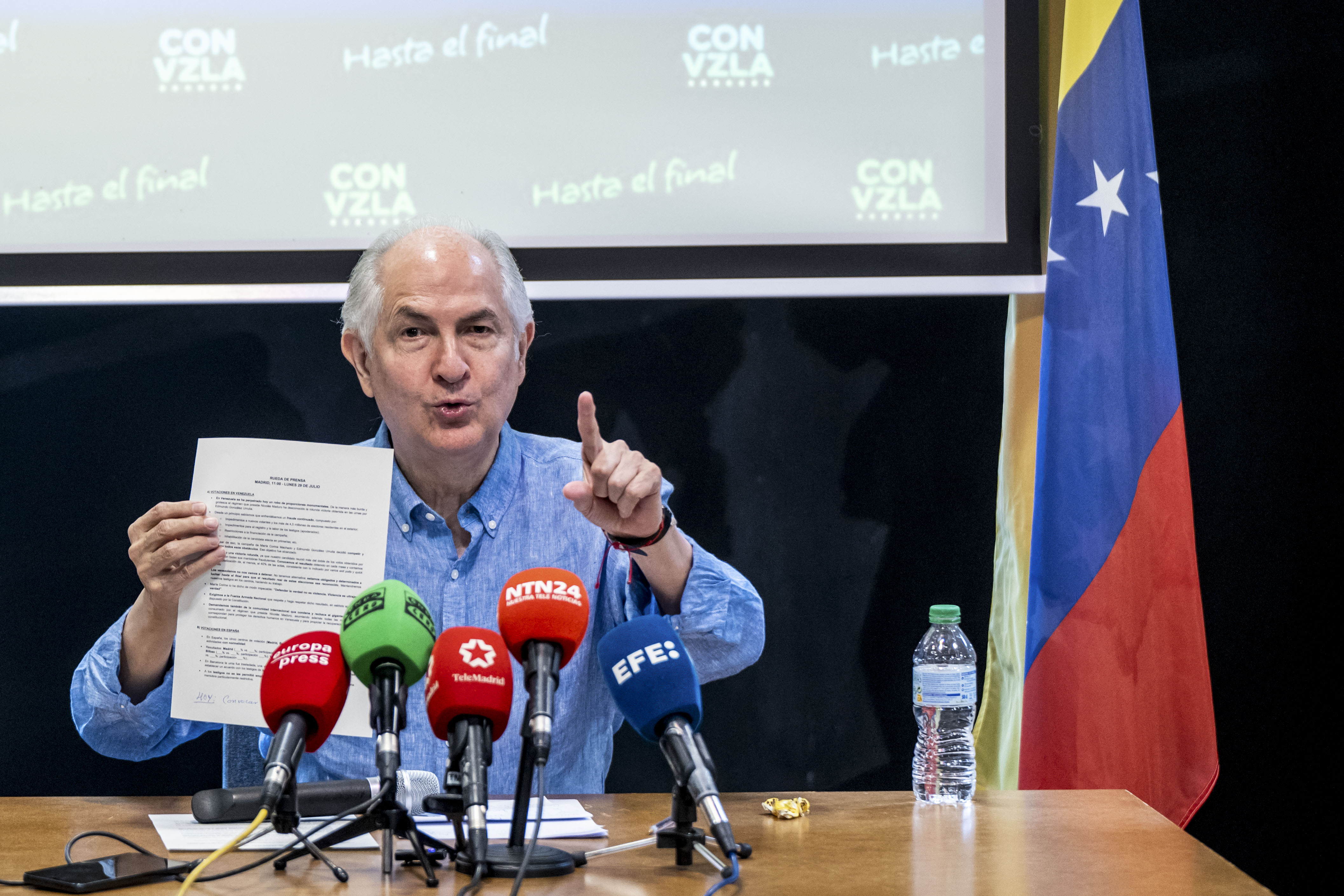 -FOTODELDIA- MADRID, 29/07/2024.- Uno de los portavoces del Comando con Vzla en Madrid y la Plataforma Unitaria en vocería oficial, Antonio Ledezma, ofrece una rueda de prensa para informar sobre la culminación de la jornada electoral venezolana, este lunes en Madrid. EFE/ Fernando Villar