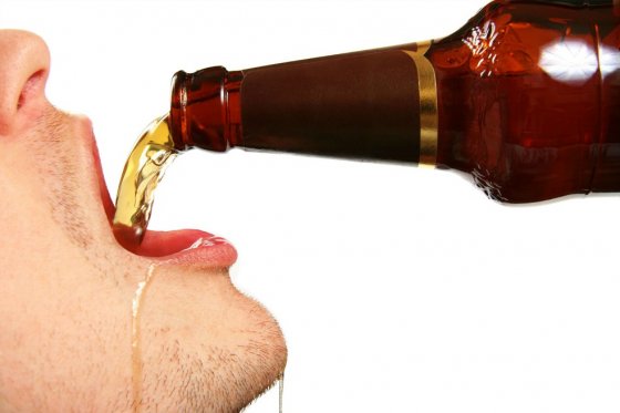 Según la OMS, cada año mueren más de 320.000 personas por excesos de alcohol.