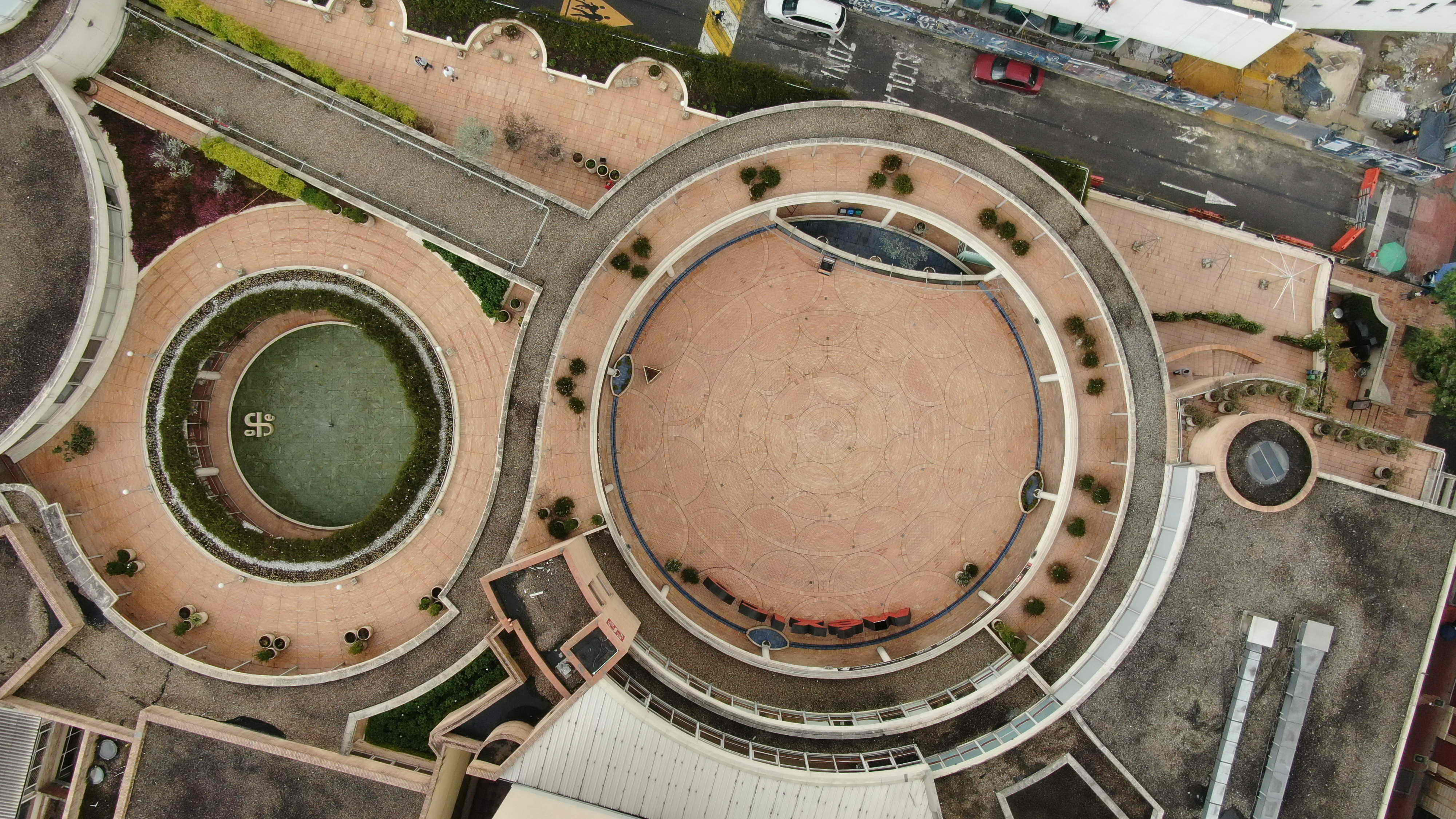 El arquitecto arquitecto colombo-francés Rogelio Salmona fue quien diseñó el Centro Cultural Gabriel García Márquez.