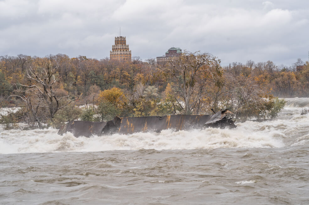 Tormentas movieron barco encallado hace 101 años cerca de las cataratas del Niágara