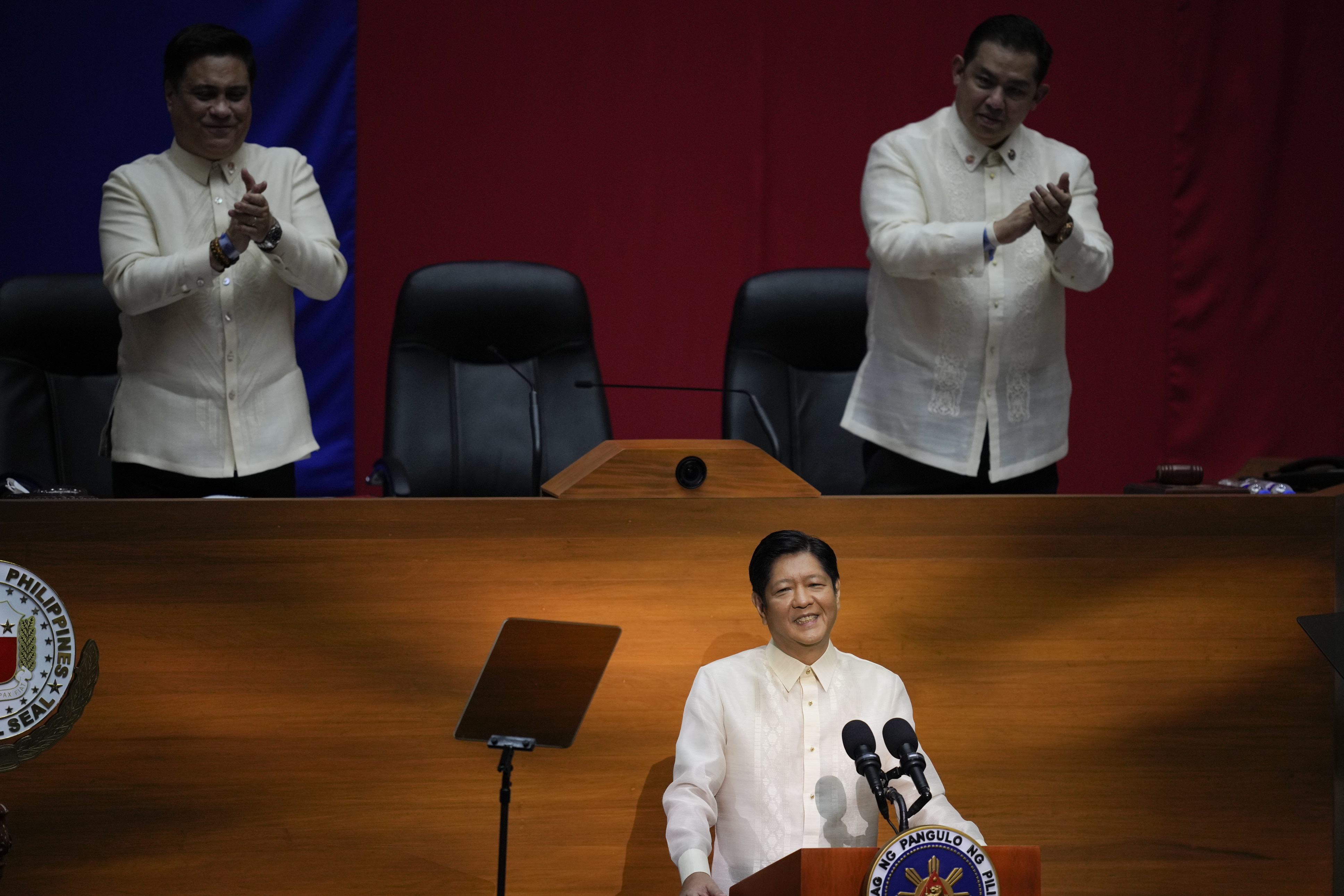Quezon City (Philippines), 25/07/2022.- Philippines president-elect Ferdinand Marcos Junior (C-front) speaks as Senate President Juan Miguel Zubiri (L) and House Speaker Martin Romualdez (R) applaud during
his first 'ÄòState of the Nation Address'Äô inside Philippine Congress in Manila, Philippines, 25 July 2022. Marcos discussed strong economic growth by improving export and agriculture, new taxation laws, strong health care, improve education, better health care, digitalization of remote areas, continue infrastructure projects of former president Rodrigo Duterte, increase energy supply, preservation of environment, better protection for Filipino migrant workers, and protection of Philippine territory. (Filipinas) EFE/EPA/AARON FAVILA / POOL