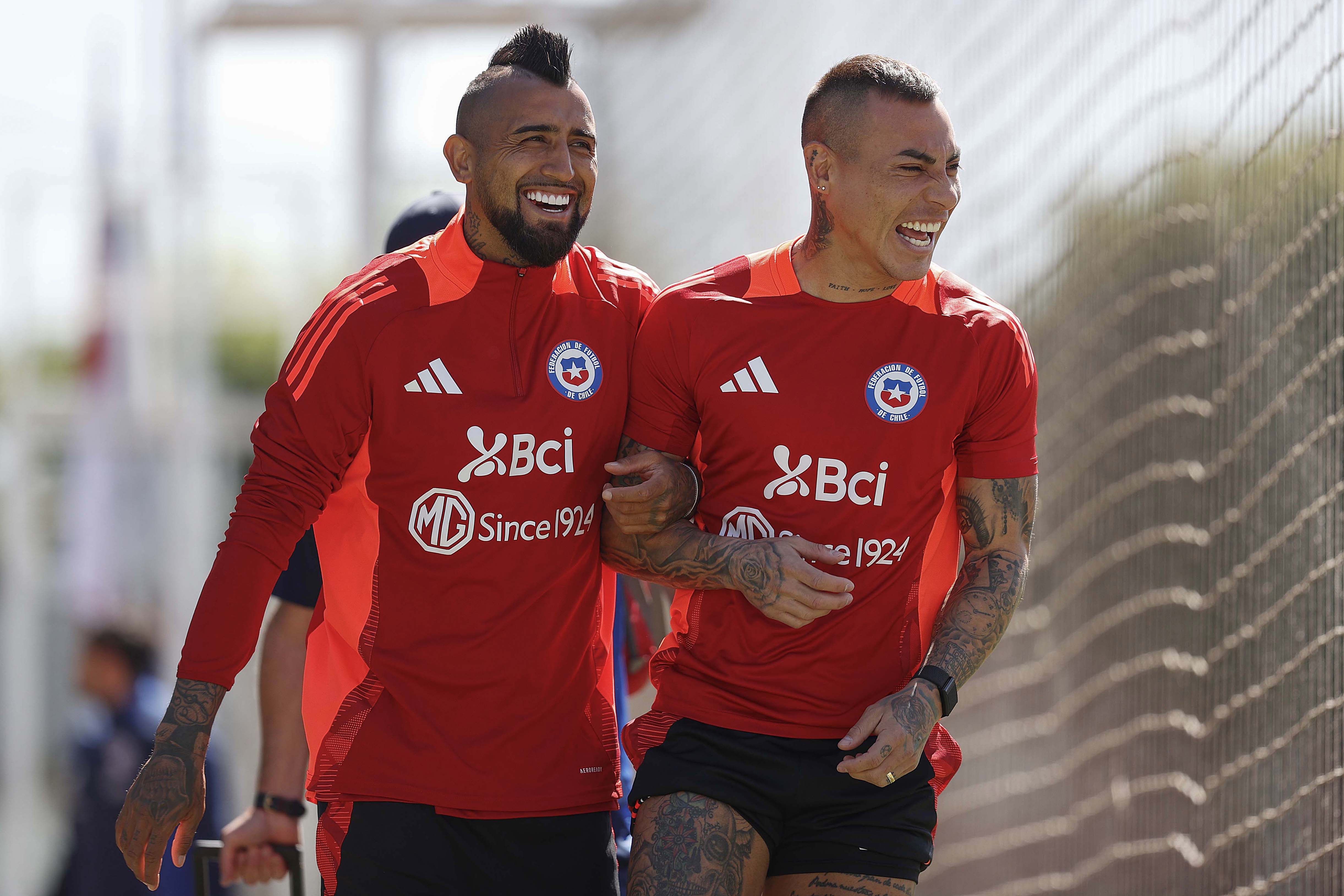 AME6492. SANTIAGO (CHILE), 12/11/2024.- Fotografía cedida por la Federación de Fútbol de Chile (FFCh), de los jugadores de la selección chilena de fútbol, Arturo Vidal (i), y Eduardo Vargas, durante el entrenamiento de este martes, en el complejo deportivo Juan Pinto Durán, en Santiago (Chile). Vidal aseguró que "estuvo bien" su primer encuentro con el seleccionador de Chile, Ricardo Gareca, y reconoció que "se equivocó" en sus críticas al ciclo del argentino, tras sumarse al equipo para enfrentar a Perú y Venezuela por la eliminatoria al Mundial 2026. EFE/ Federación de Fútbol de Chile /SOLO USO EDITORIAL/SOLO DISPONIBLE PARA ILUSTRAR LA NOTICIA QUE ACOMPAÑA (CRÉDITO OBLIGATORIO)