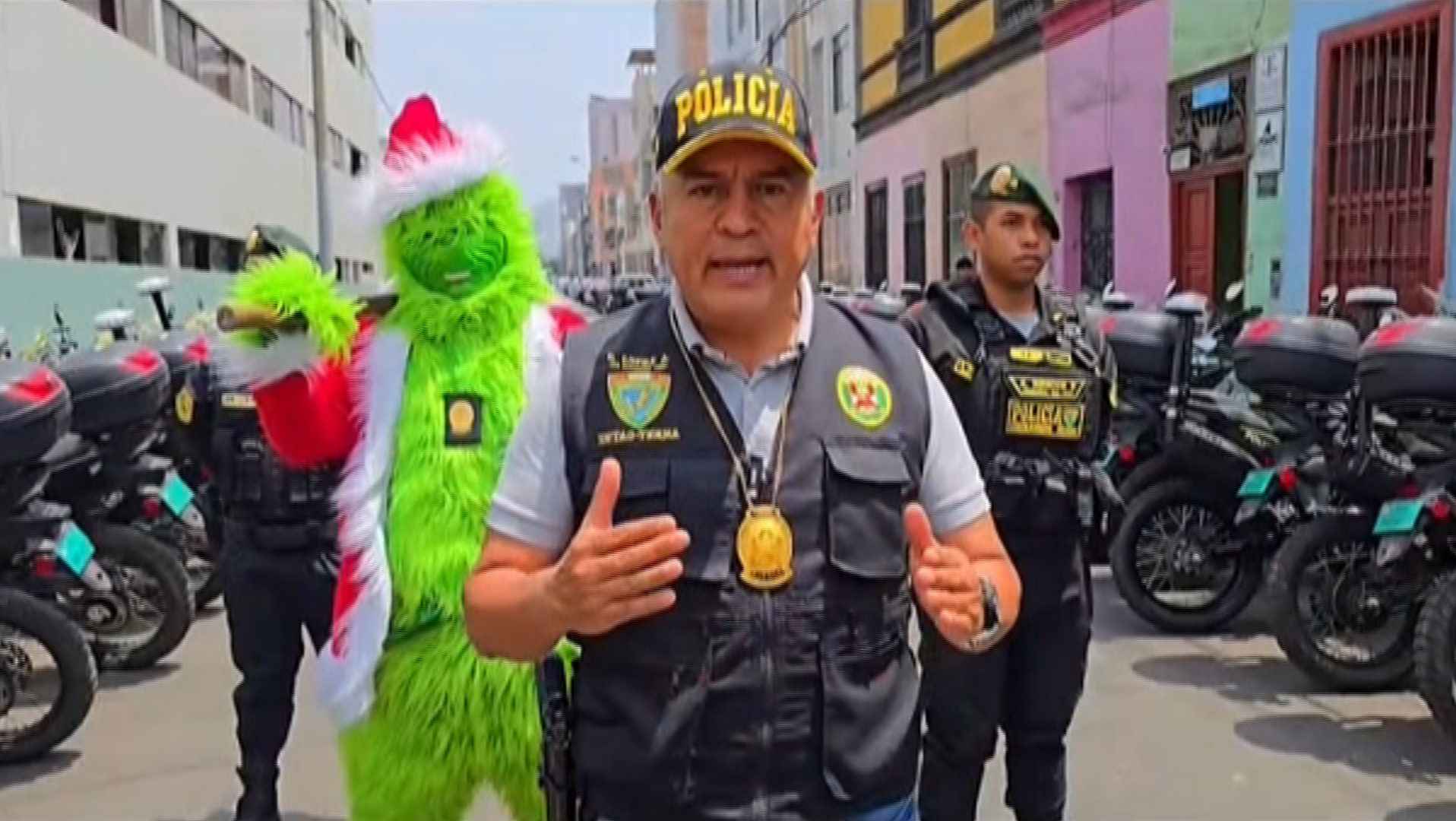 El Grinch se suma a la policía peruana antidrogas