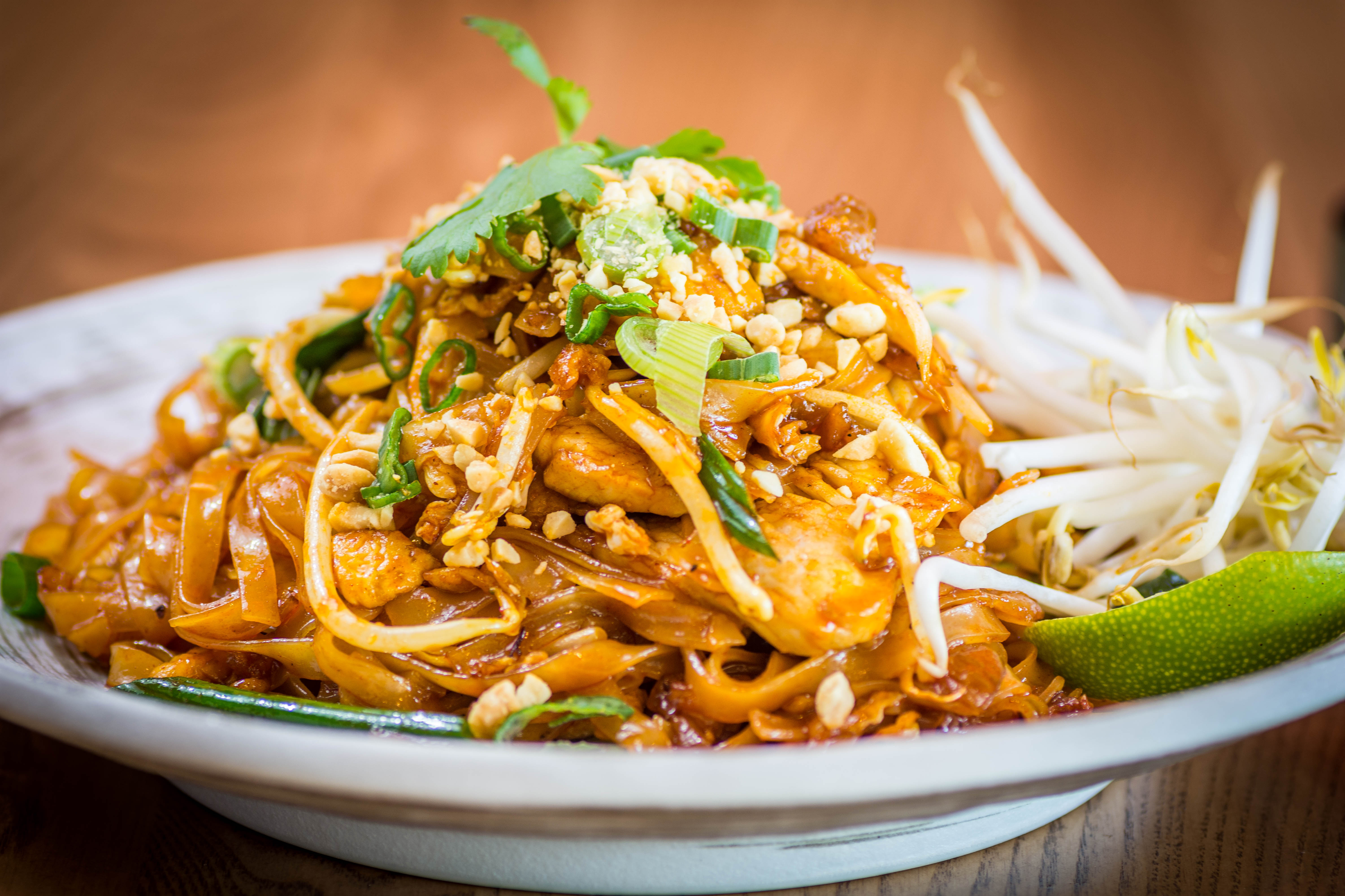 “Pad thai”, la historia y el mito detrás del plato más famoso de Tailandia