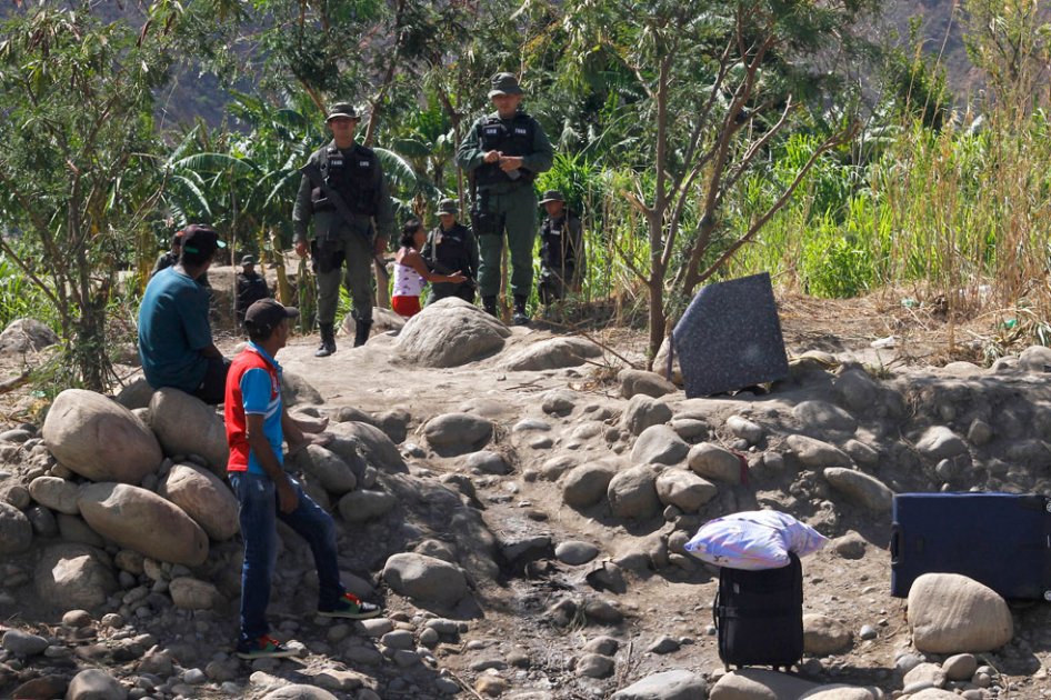 Desde entonces han sido deportados 1.355 colombianos y más de 15.000 han huido de Venezuela por miedo a ser expulsados sin sus familias o enseres, según datos de las Naciones Unidas. / AFP