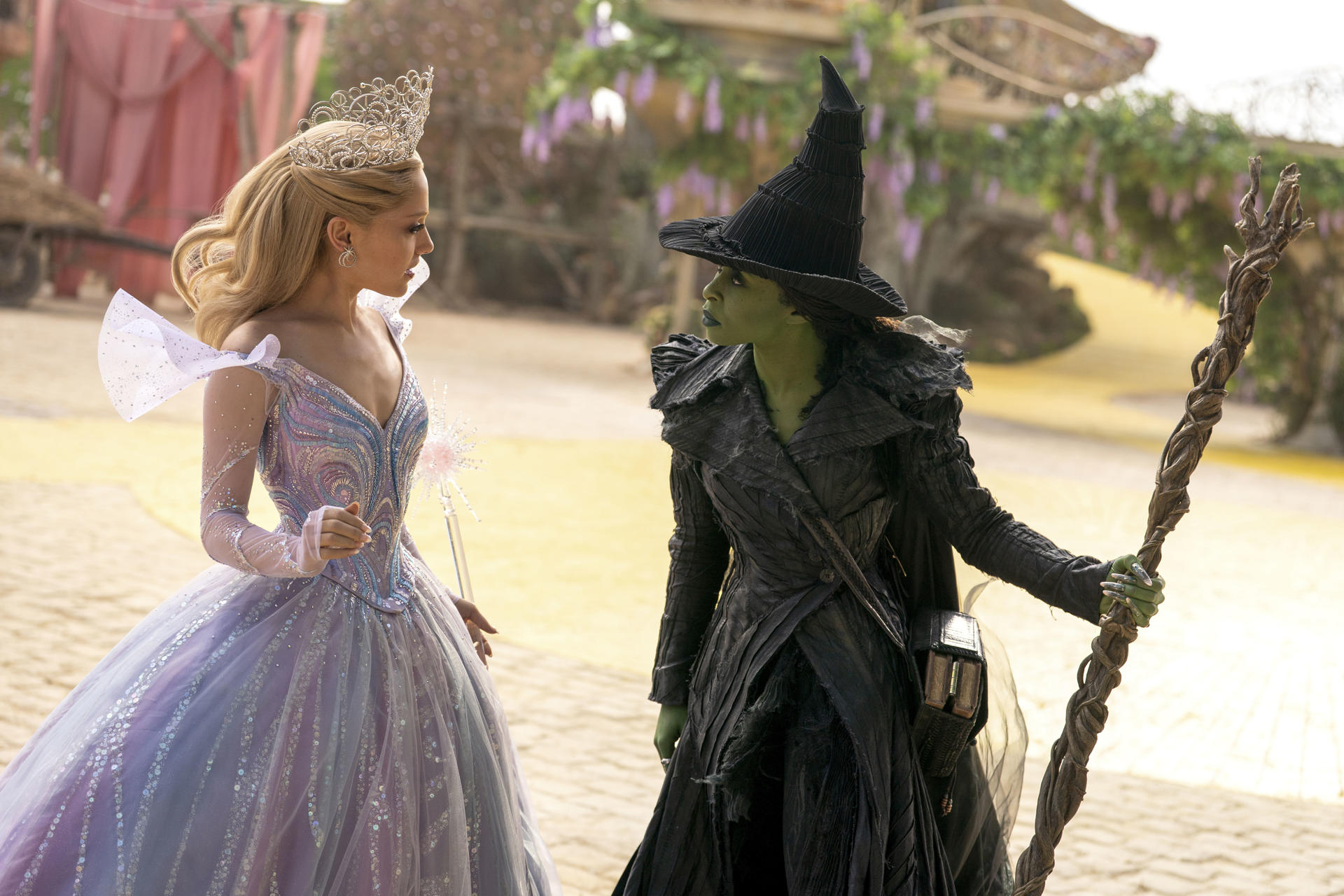 MADRID, 20/11/2025.- Las actrices Ariana Grande (i), en el papel de Glinda, y Cynthia Erivo como Elphaba, en una escena de 'Wicked: Parte II'. EFE/ Giles Keyte/Universal Pictures SOLO USO EDITORIAL/SOLO DISPONIBLE PARA ILUSTRAR LA NOTICIA QUE ACOMPAÑA (CRÉDITO OBLIGATORIO)
