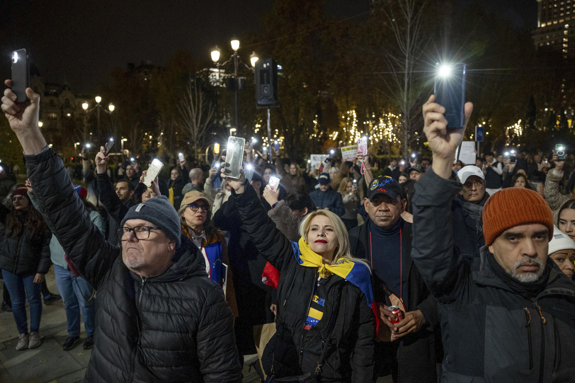 MADRID, 06/12/2025.- Marcha por la Paz y la Libertad de venezolanos celebrada este sábado en Madrid para "visibilizar la exigencia de respeto a los derechos humanos en Venezuela ante la comunidad internacional". EFE/Daniel González