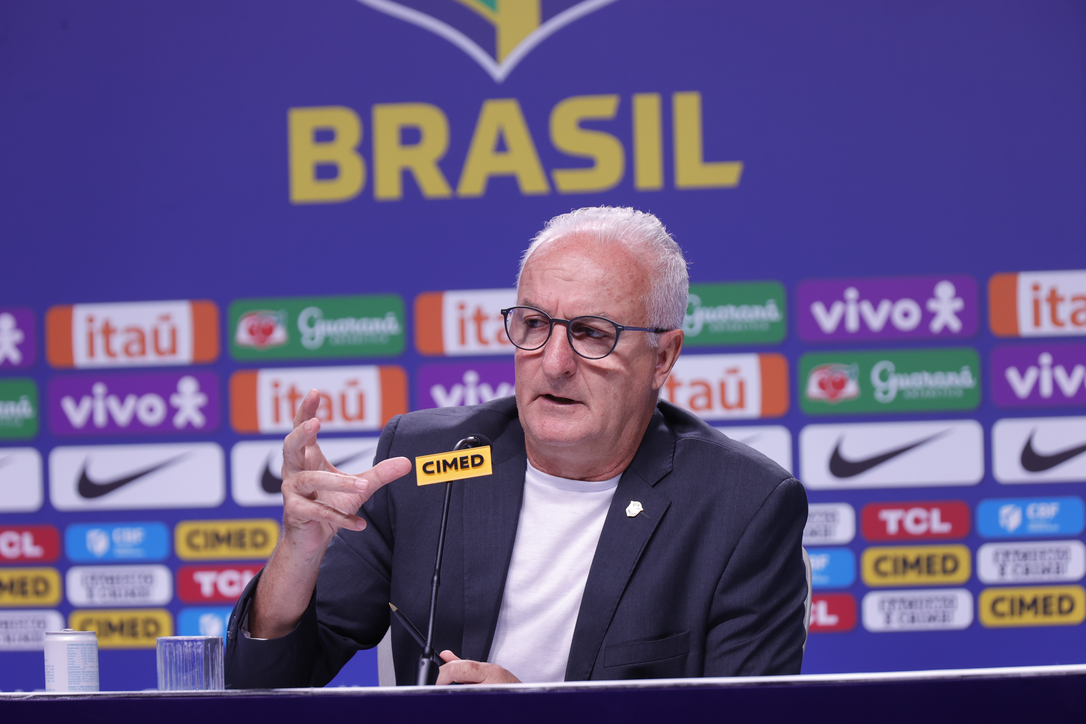 AMDEP3334. RÍO DE JANEIRO (BRASIL), 06/03/2025.- El entrenador de Brasil Dorival Júnior habla este jueves, durante una rueda de prensa en el Hotel Hilton, en Río de Janeiro (Brasil). Neymar, que no juega con la selección brasileña desde octubre de 2023, cuando sufrió una grave lesión en la rodilla, es la gran novedad en la lista de convocados divulgada por Dorival Júnior para los partidos con Argentina y Colombia por las eliminatorias mundialistas. EFE/ Andre Coelho