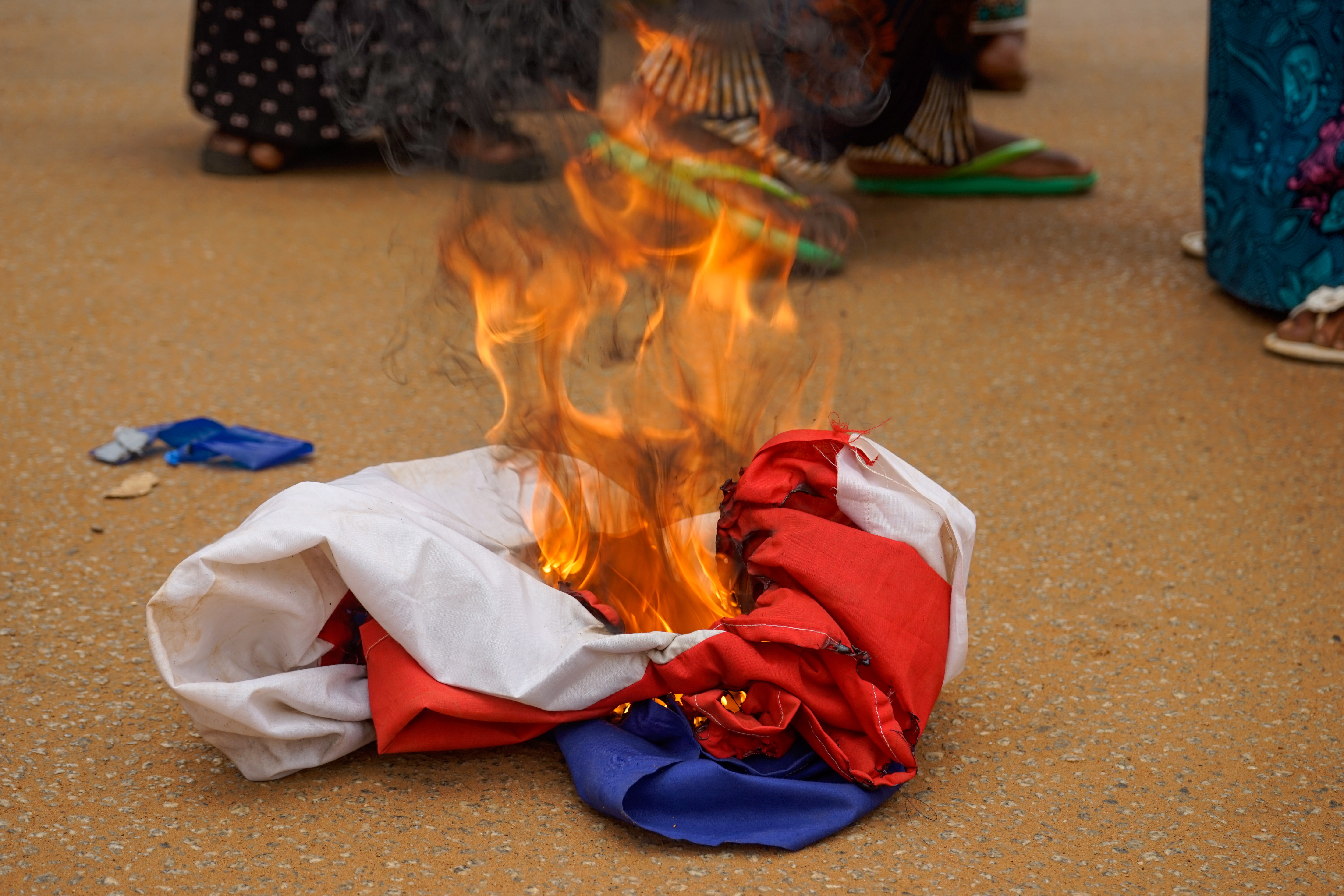 Niger (Niamey), 30/08/2023.- Protesters burn a French flag during a rally against the French military at the roundabout near the French base in Niamey, Niger, 30 August 2023. French President Macron has defended the French military's presence in the country. Over a month has passed since General Abdourahamane Tchiani proclaimed himself the leader of a new military junta after ousting democratically elected President Mohamed Bazoum. (Protestas, Golpe de Estado) EFE/EPA/ISSIFOU DJIBO