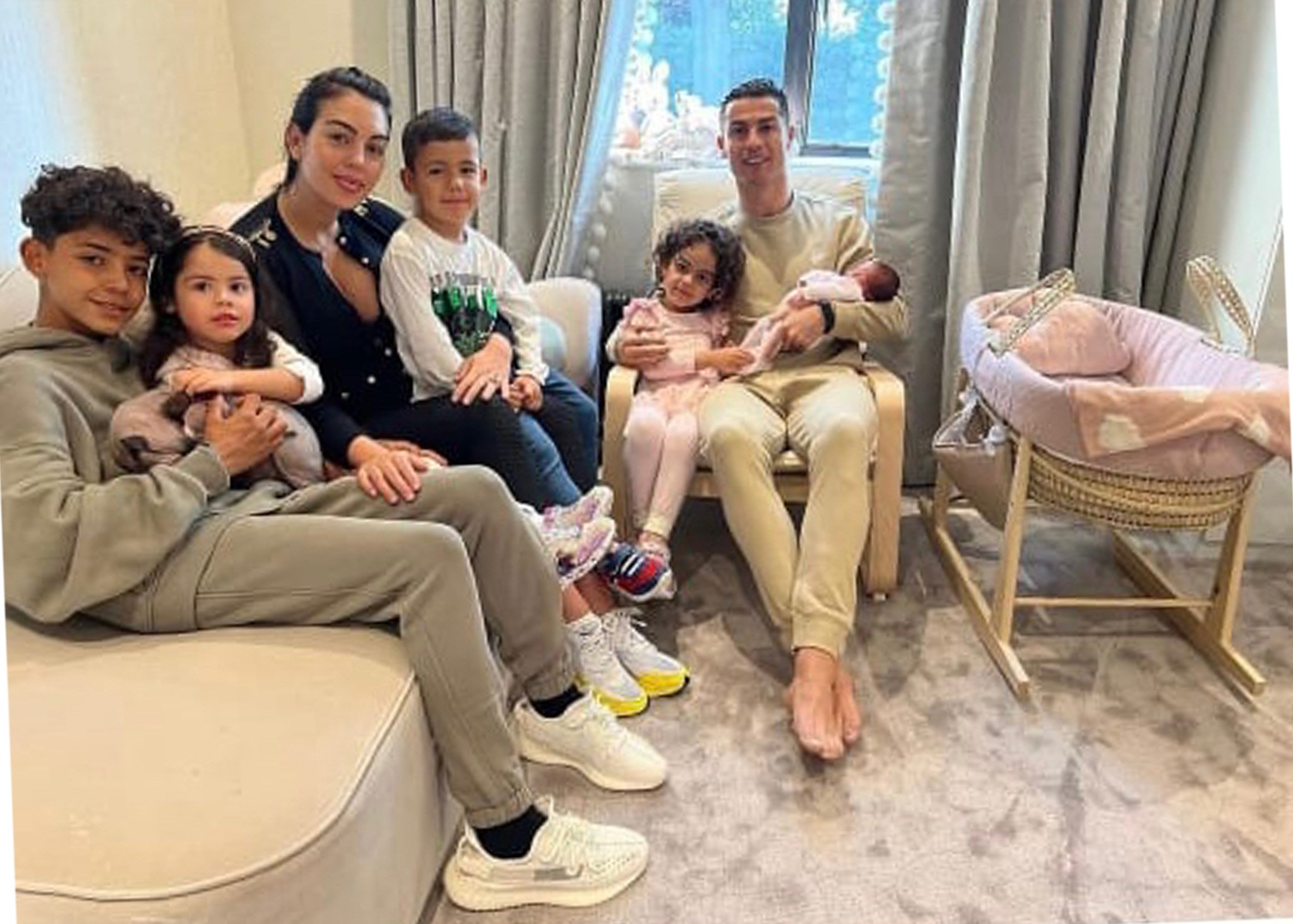Hijos de Cristiano Ronaldo y Georgina Rodríguez conocieron a ‘Santa Claus’.