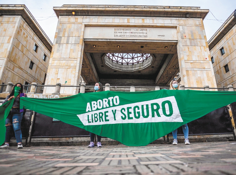 Desde 2006, la Corte despenalizó el aborto en tres causales: violencia sexual, riesgos para la madre o malformaciones del feto.  