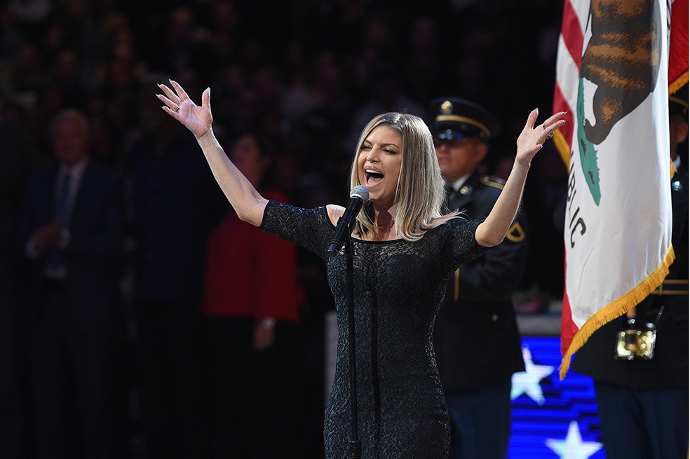 Fergie se disculpa por fatal versión del himno de EE.UU. en juego de la NBA
