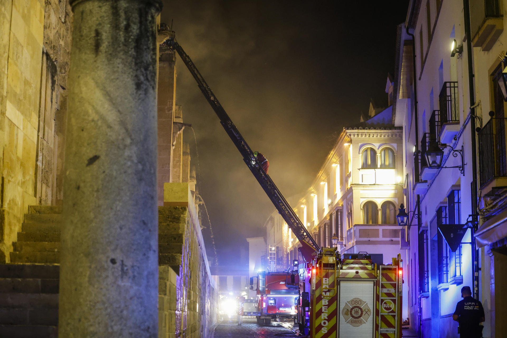 CÓRDOBA (ANDALUCÍA), 08/08/2025.- El incendio declarado este viernes en el interior de la Mezquita-Catedral de Córdoba, Patrimonio de la Humanidad, ha sido extinguido, según ha dicho a los periodistas el portavoz del Cabildo Catedral, Juan José Jiménez. El fuego, que comenzó sobre las 21:15 horas, se originó por causas que aún se desconocen en una capilla situada junto a la del Espíritu Santo, en la que está una máquina de limpieza y sillas, ha añadido el portavoz. EFE/ Salas