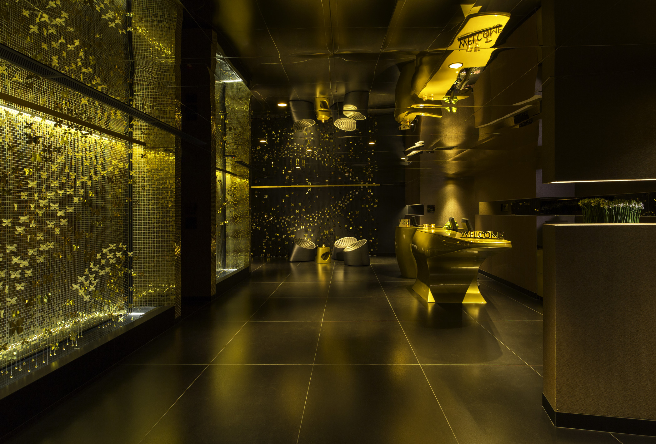 W Hotel, de la cadena Marriott, ubicado en el corazón de Usaquén, en Bogotá, que presenta el lado glamoroso de la antigua leyenda de El Dorado y ofrece todos los servicios y condiciones para que sus huéspedes disfruten de una estadía cómoda, lujosa y segura.