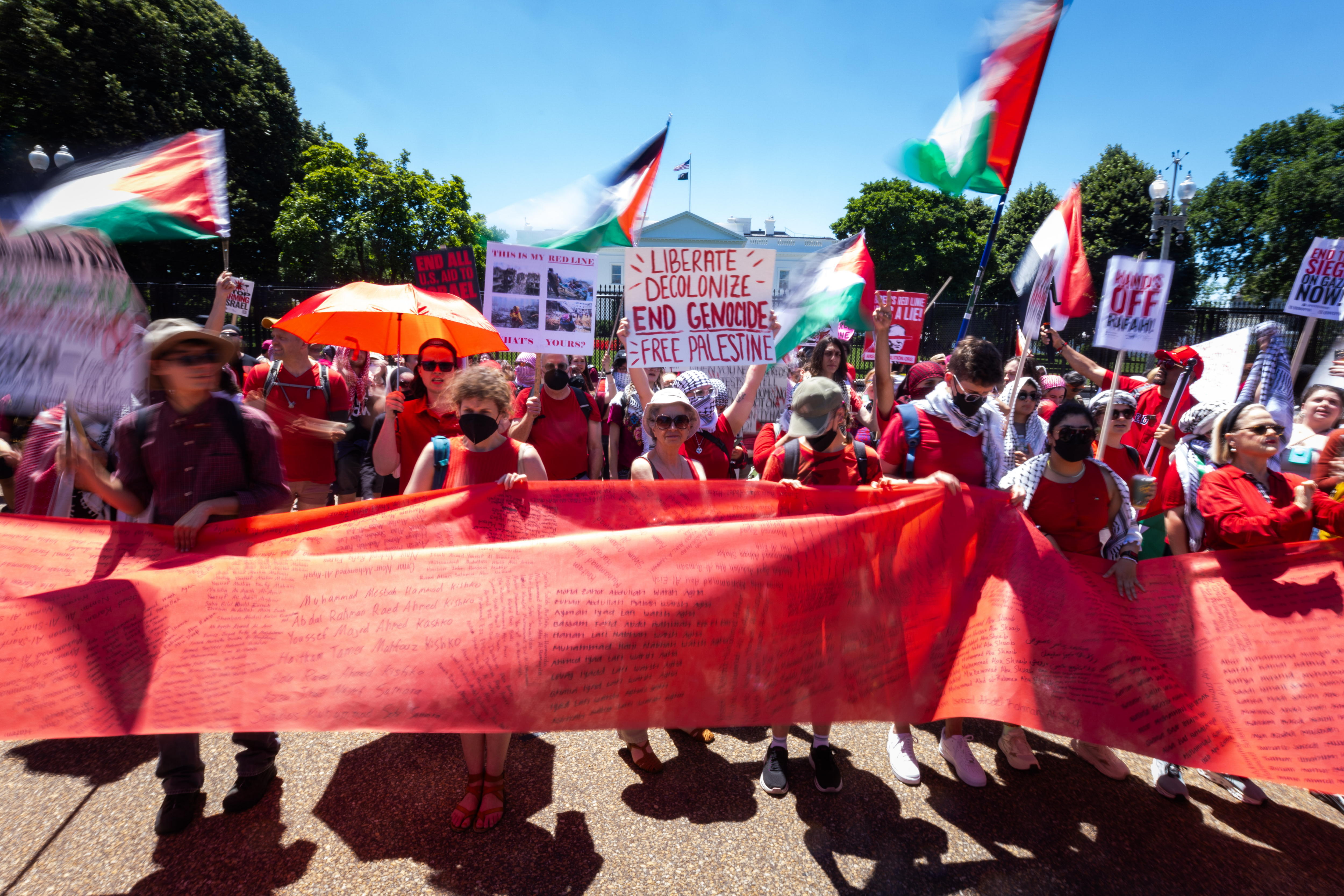 Washington (United States), 08/06/2024.- Supporters of Palestine gather outside the White House to protest Israel's ongoing incursion into Gaza, in Washington, DC, USA, 08 June 2024. More than 36,000 Palestinians and over 1,400 Israelis have been killed, according to the Palestinian Health Ministry and the Israel Defense Forces (IDF), since Hamas militants launched an attack against Israel from the Gaza Strip on 07 October 2023, and the Israeli operations in Gaza and the West Bank which followed it. (Protestas) EFE/EPA/JIM LO SCALZO