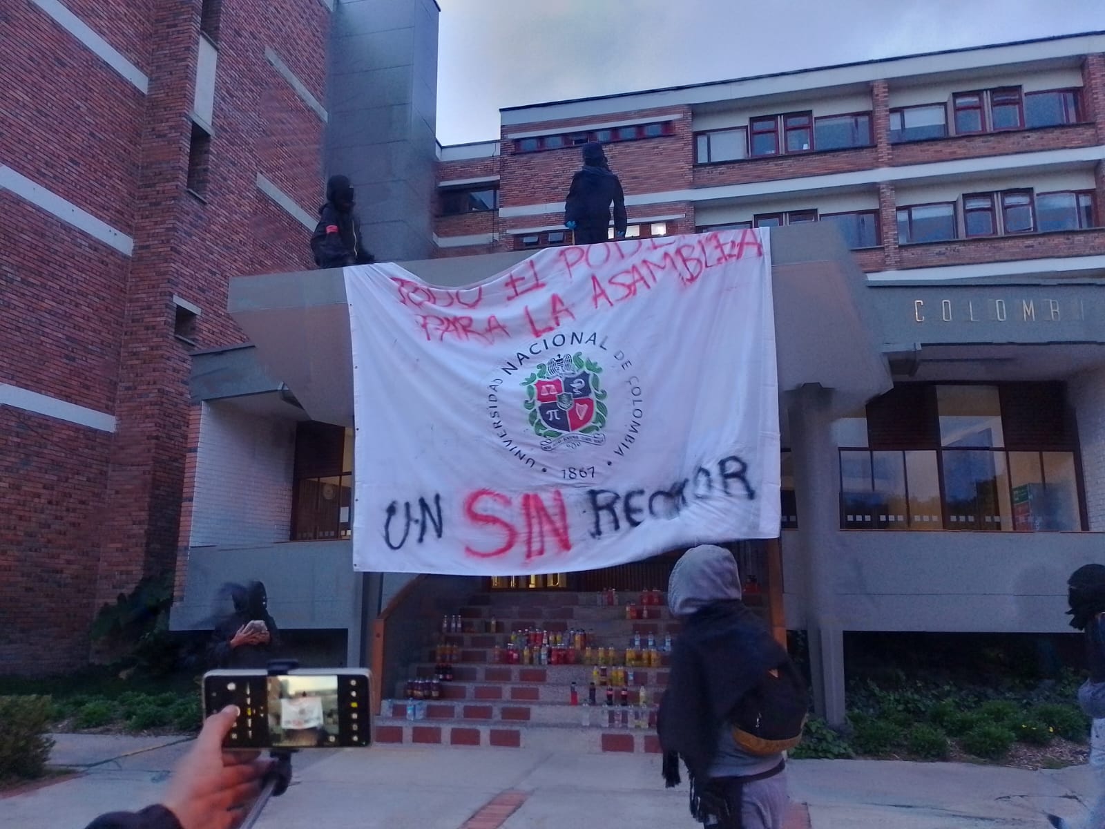 Encapuchados se toman edificio administrativo de la Universidad Nacional en Bogotá