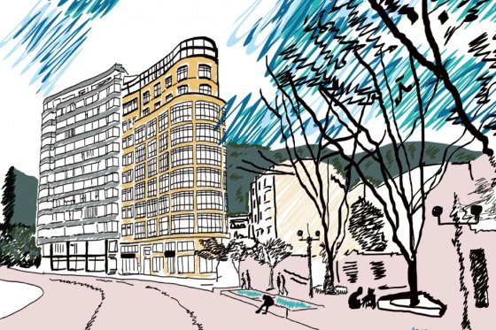 A pie por la Avenida Jiménez en Bogotá