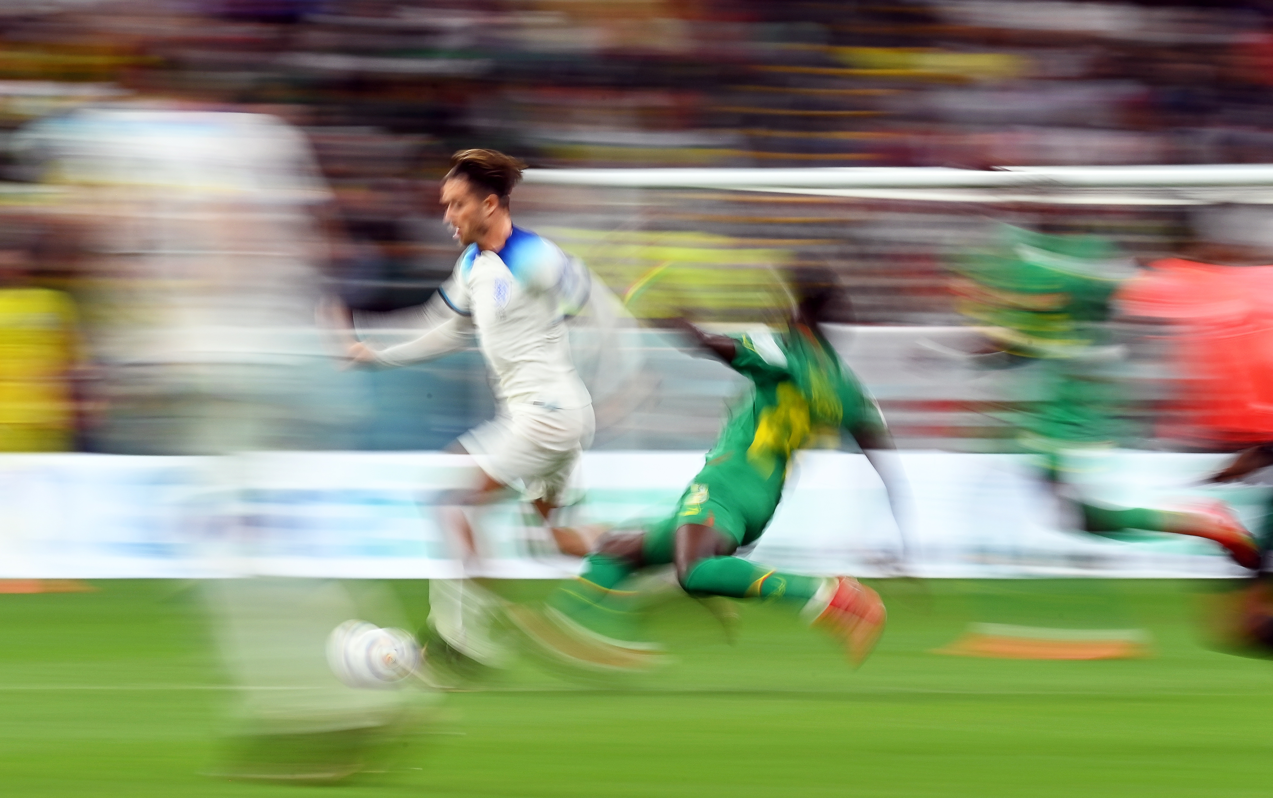 Al Khor (Qatar), 04/12/2022.- Jack Grealish (L) of England in action during the FIFA World Cup 2022 round of 16 soccer match between England and Senegal at Al Bayt Stadium in Al Khor, Qatar, 04 December 2022. (Mundial de Fútbol, Catar) EFE/EPA/Neil Hall